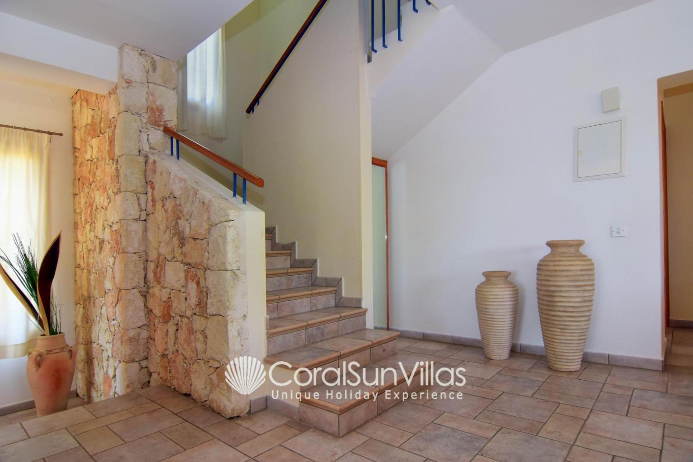 Exceptional Large Villa, FREE HEATED Pool 1 NOV - 15 JAN, Privacy,Prime Location