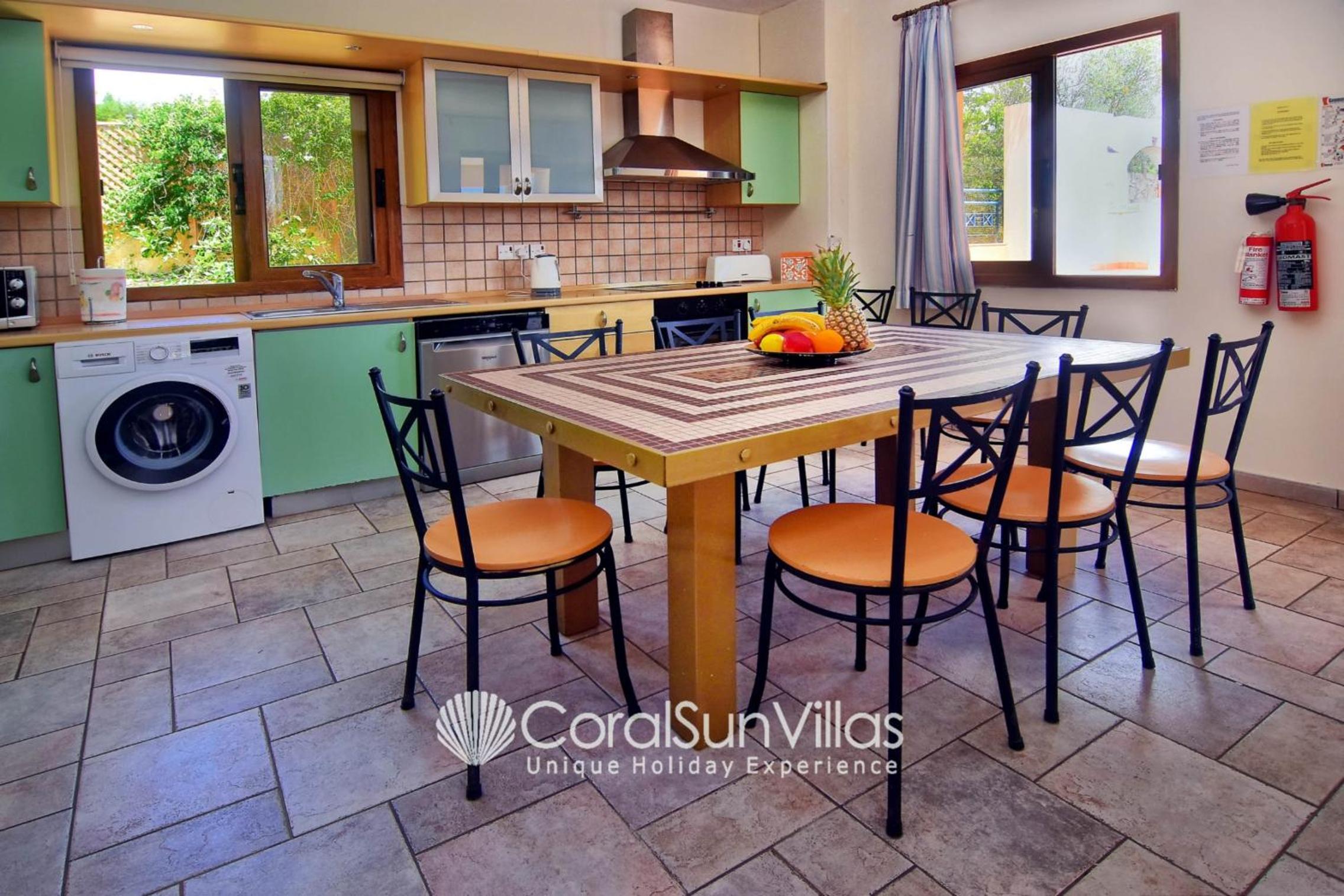 Exceptional Large Villa, FREE HEATED Pool 1 NOV - 15 JAN, Privacy,Prime Location