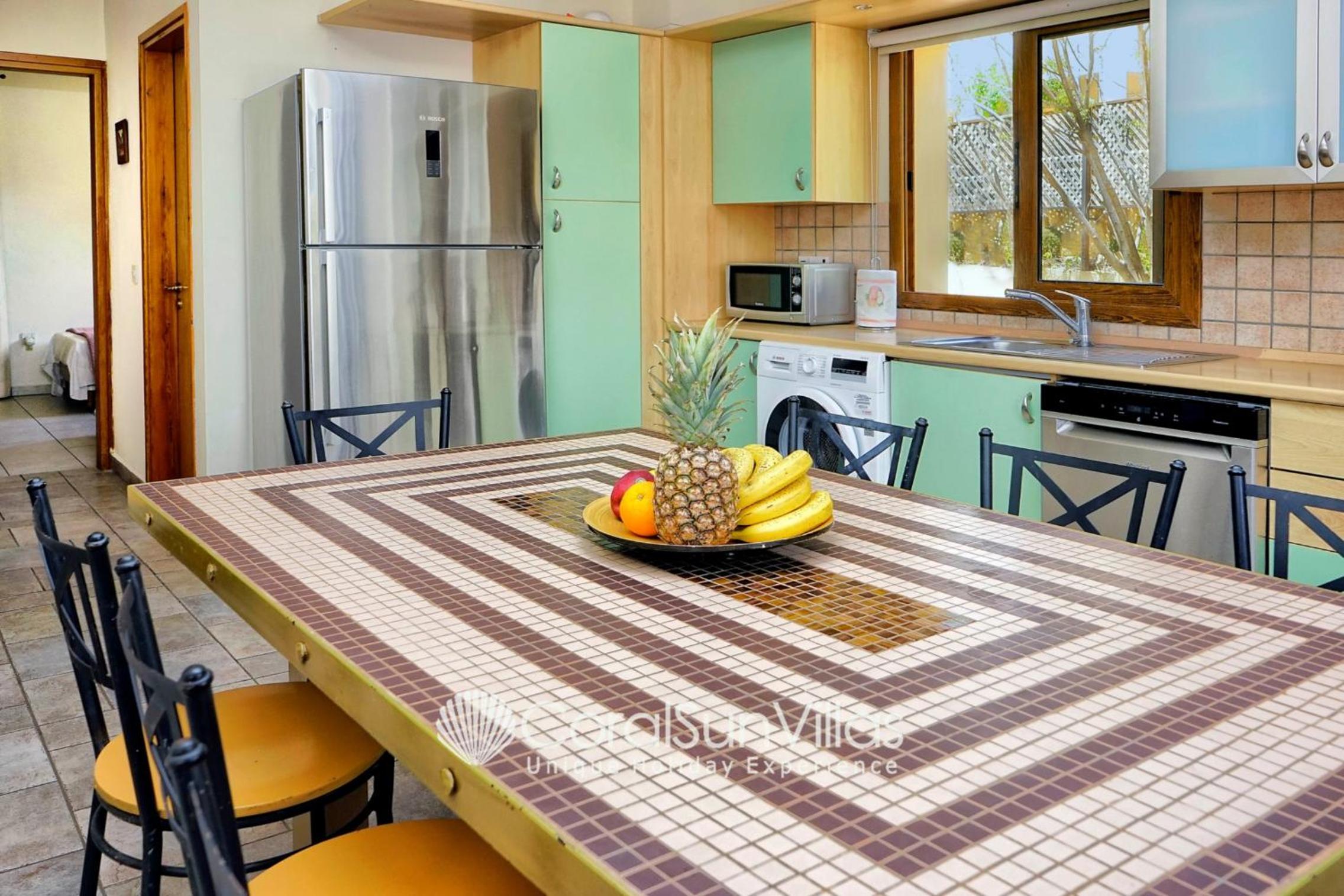 Exceptional Large Villa, FREE HEATED Pool 1 NOV - 15 JAN, Privacy,Prime Location