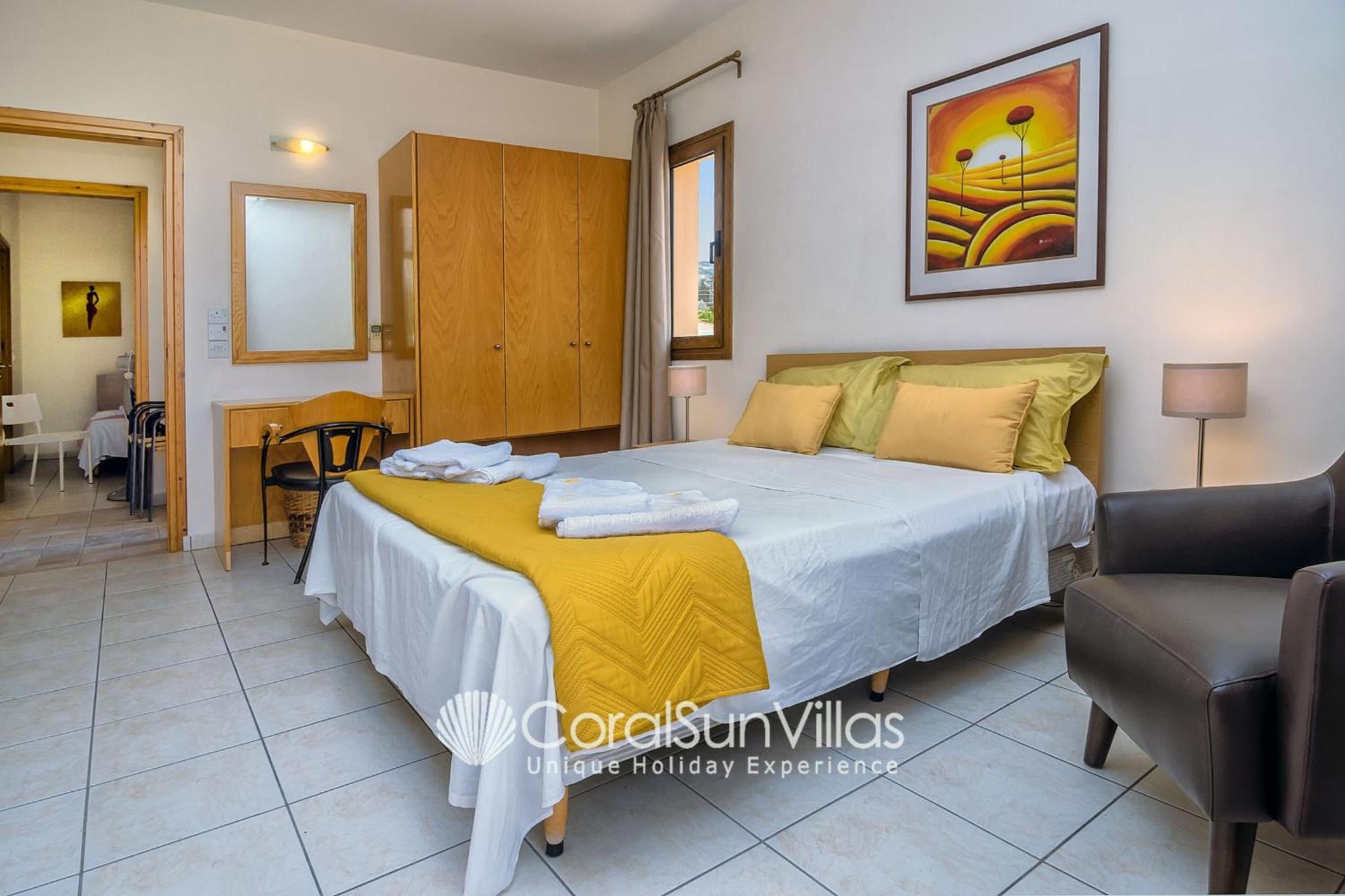 Exceptional Large Villa, FREE HEATED Pool 1 NOV - 15 JAN, Privacy,Prime Location