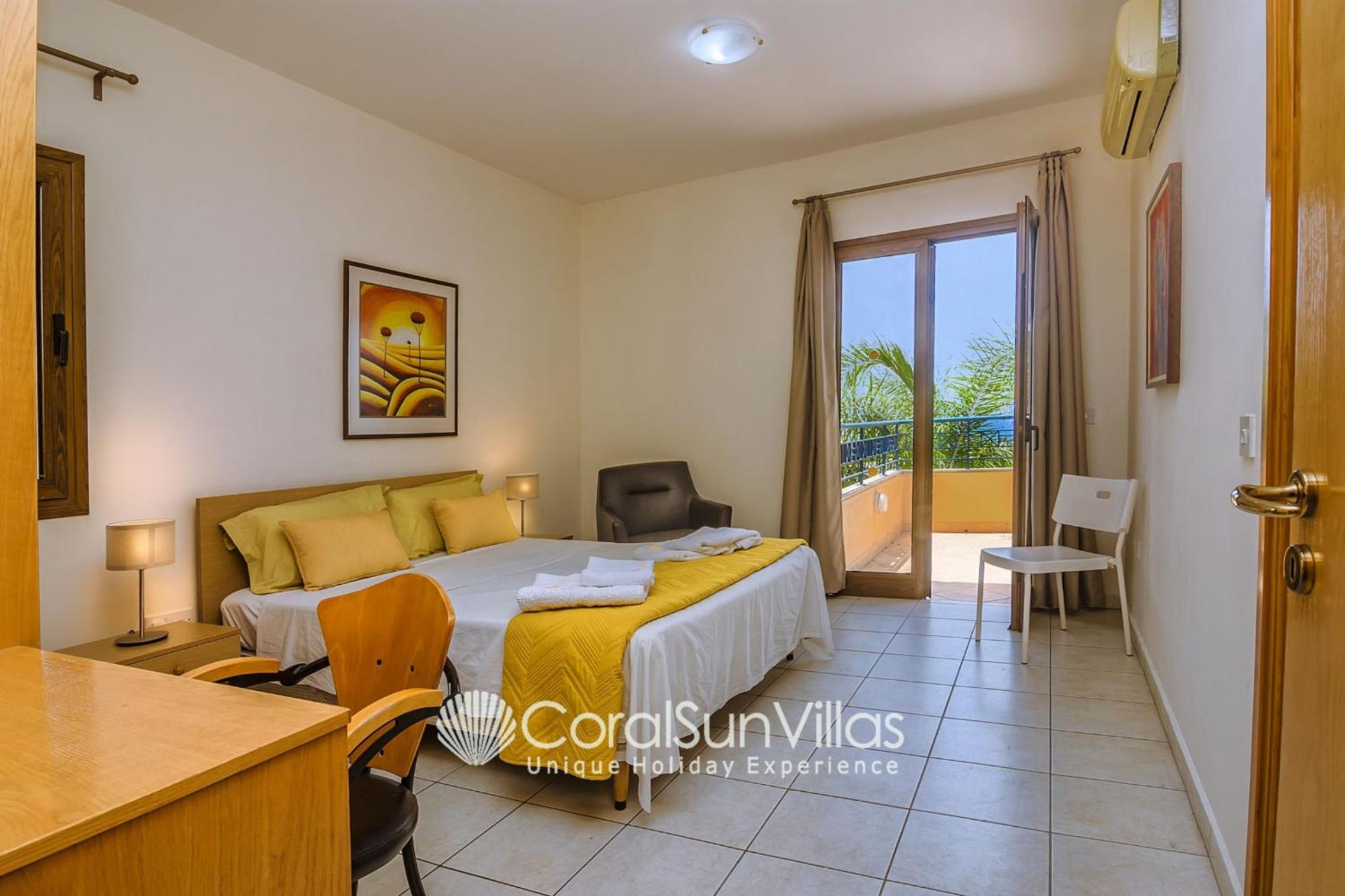 Exceptional Large Villa, FREE HEATED Pool 1 NOV - 15 JAN, Privacy,Prime Location
