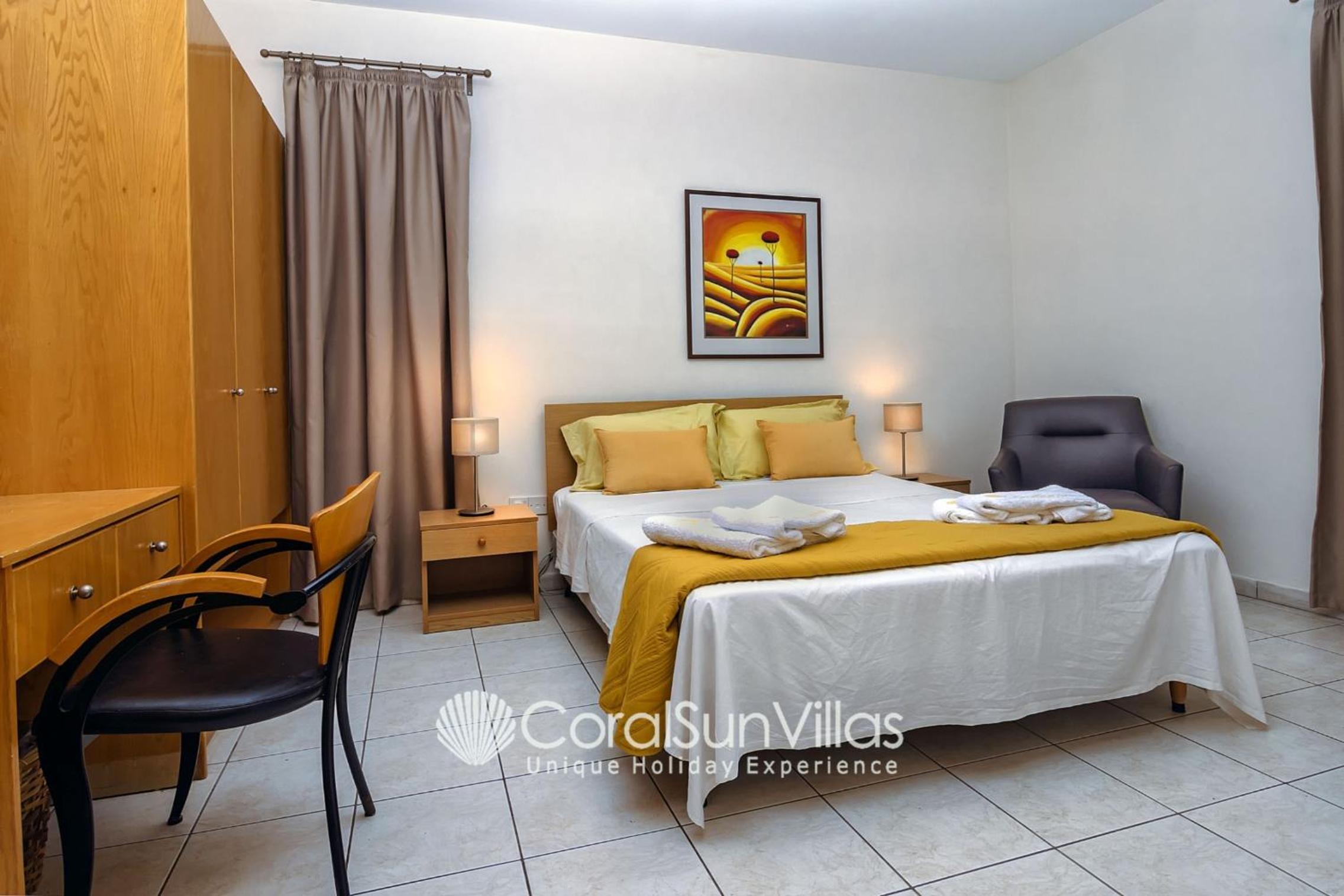 Exceptional Large Villa, FREE HEATED Pool 1 NOV - 15 JAN, Privacy,Prime Location