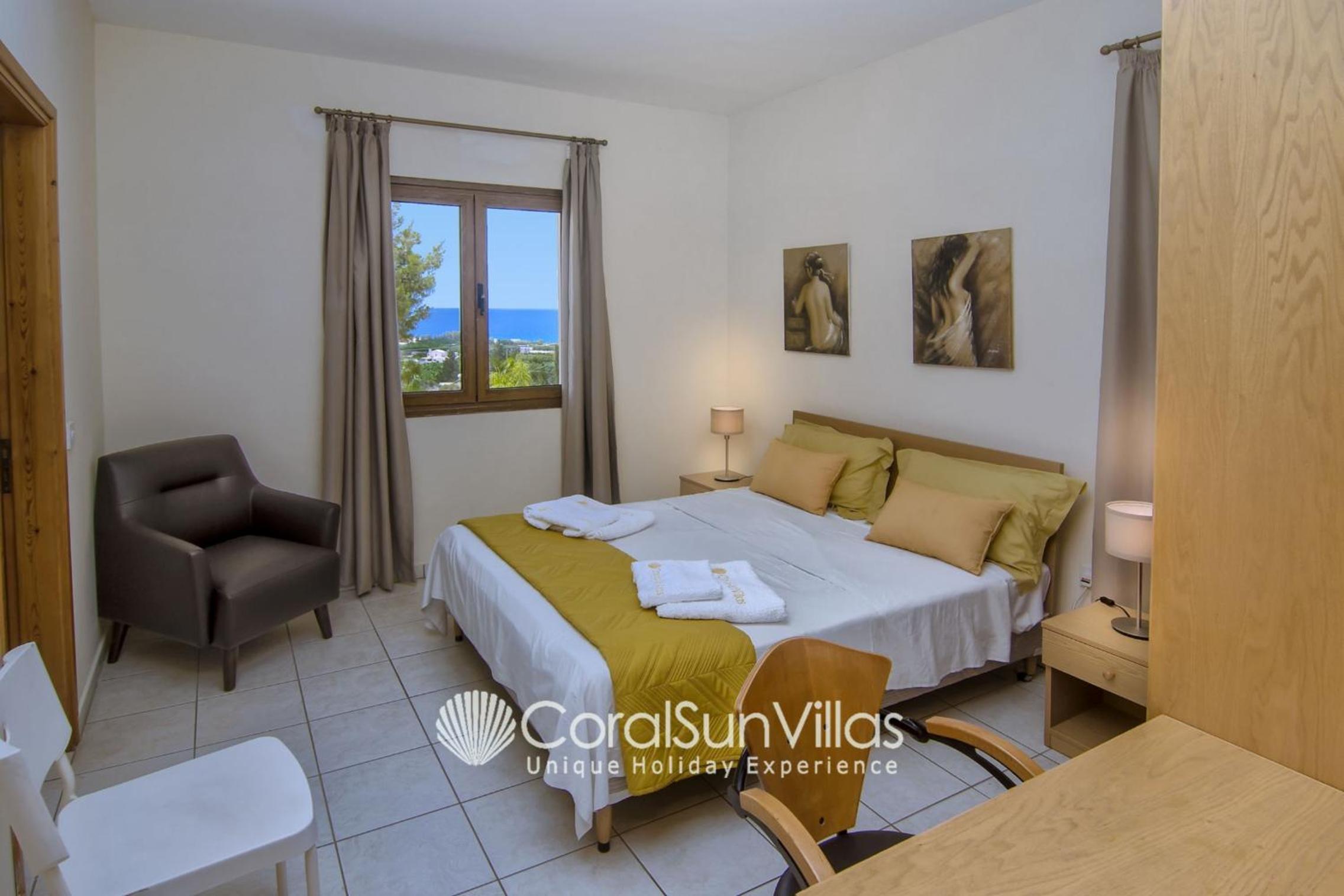 Exceptional Large Villa, FREE HEATED Pool 1 NOV - 15 JAN, Privacy,Prime Location