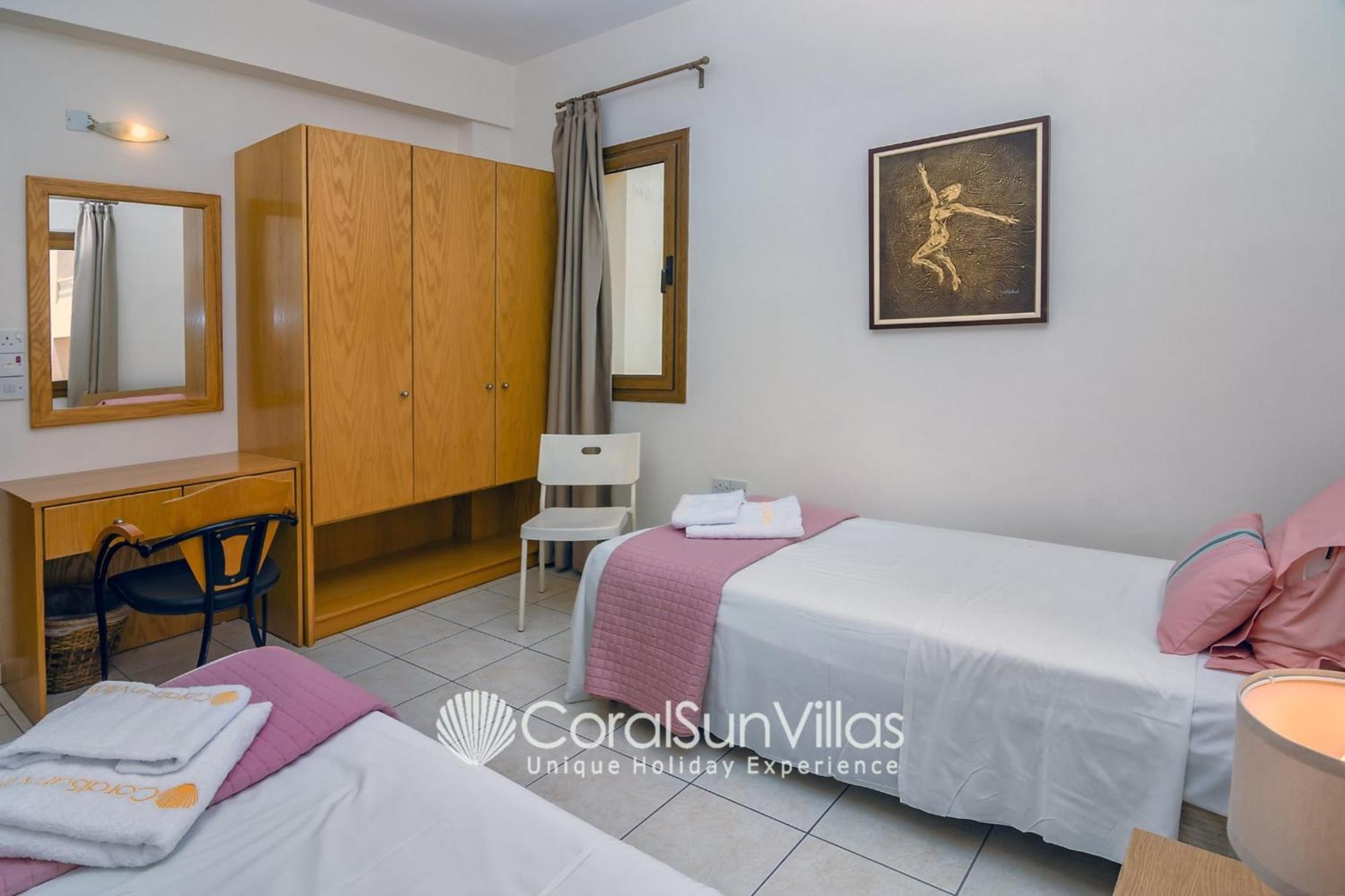 Exceptional Large Villa, FREE HEATED Pool 1 NOV - 15 JAN, Privacy,Prime Location