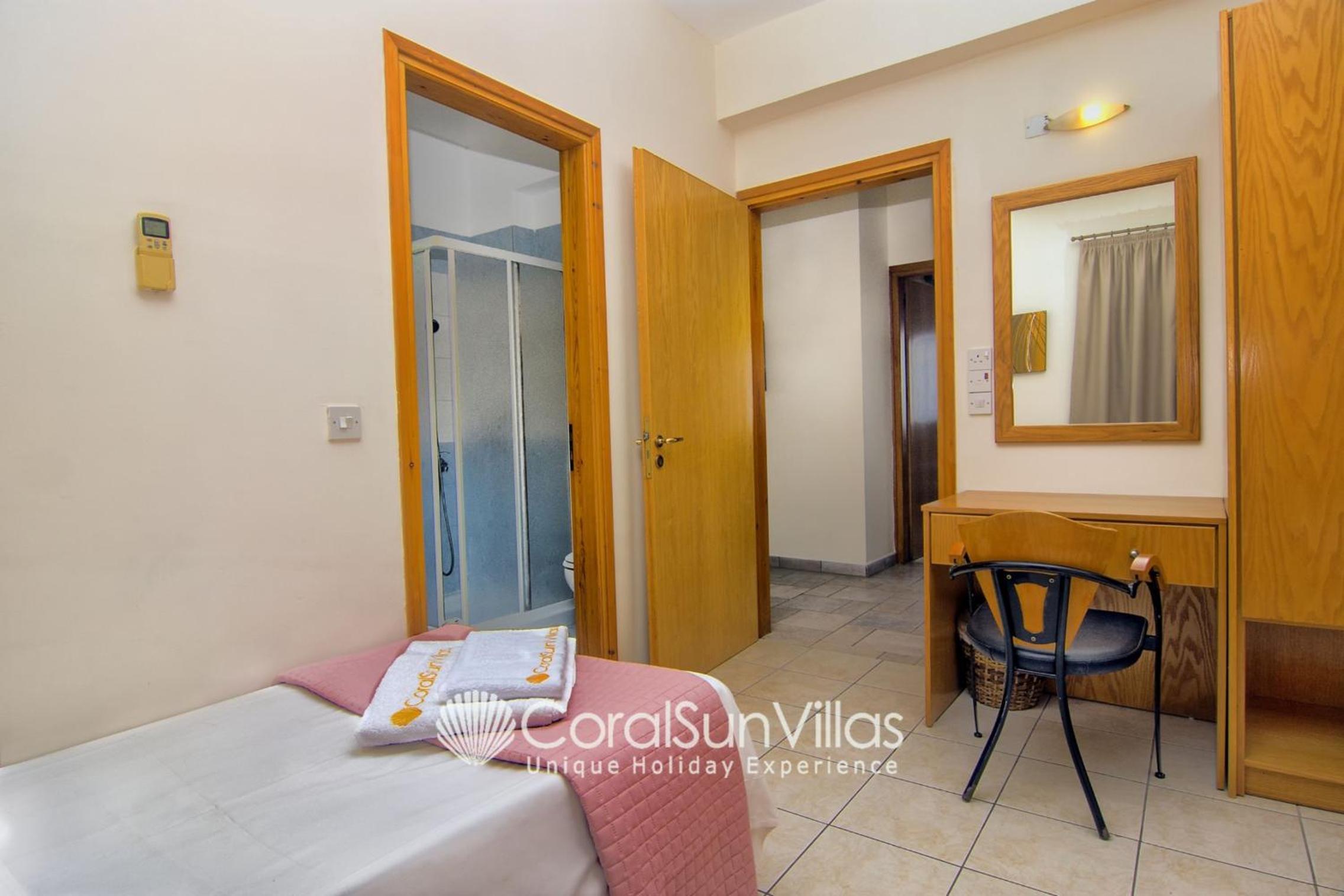 Exceptional Large Villa, FREE HEATED Pool 1 NOV - 15 JAN, Privacy,Prime Location