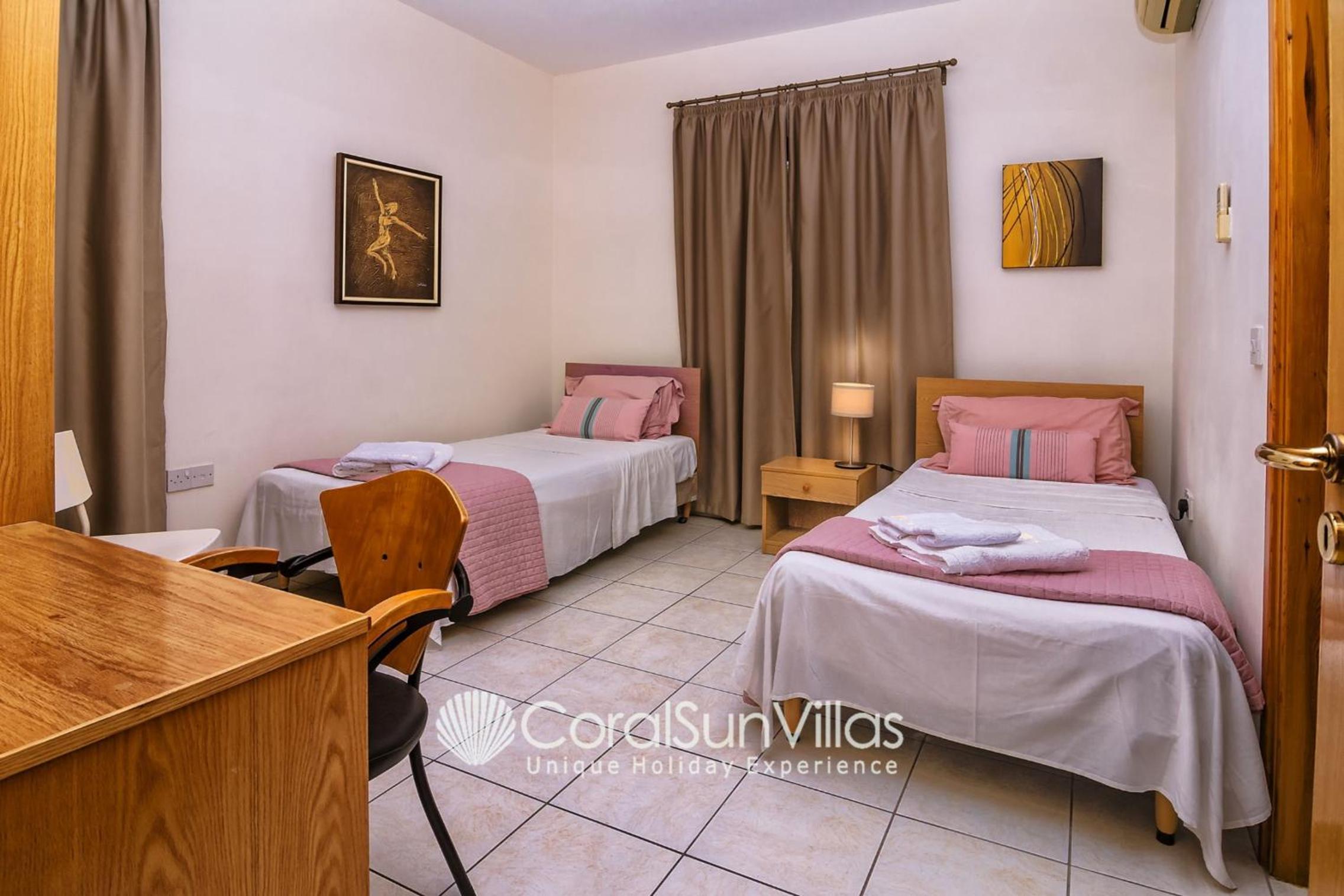 Exceptional Large Villa, FREE HEATED Pool 1 NOV - 15 JAN, Privacy,Prime Location
