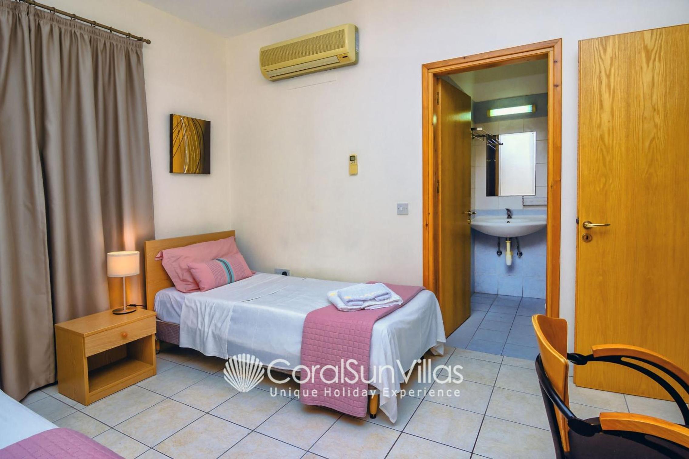 Exceptional Large Villa, FREE HEATED Pool 1 NOV - 15 JAN, Privacy,Prime Location