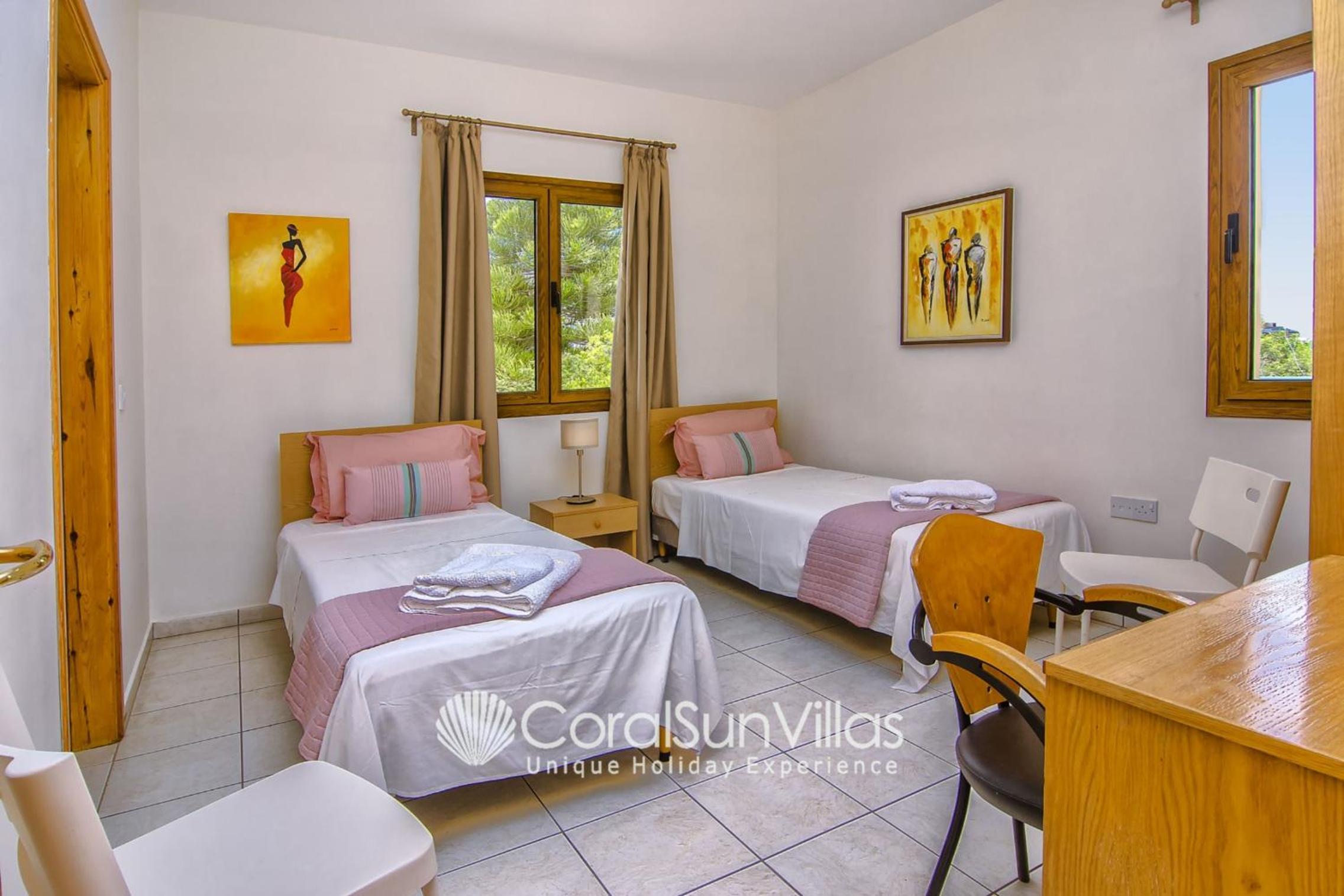 Exceptional Large Villa, FREE HEATED Pool 1 NOV - 15 JAN, Privacy,Prime Location