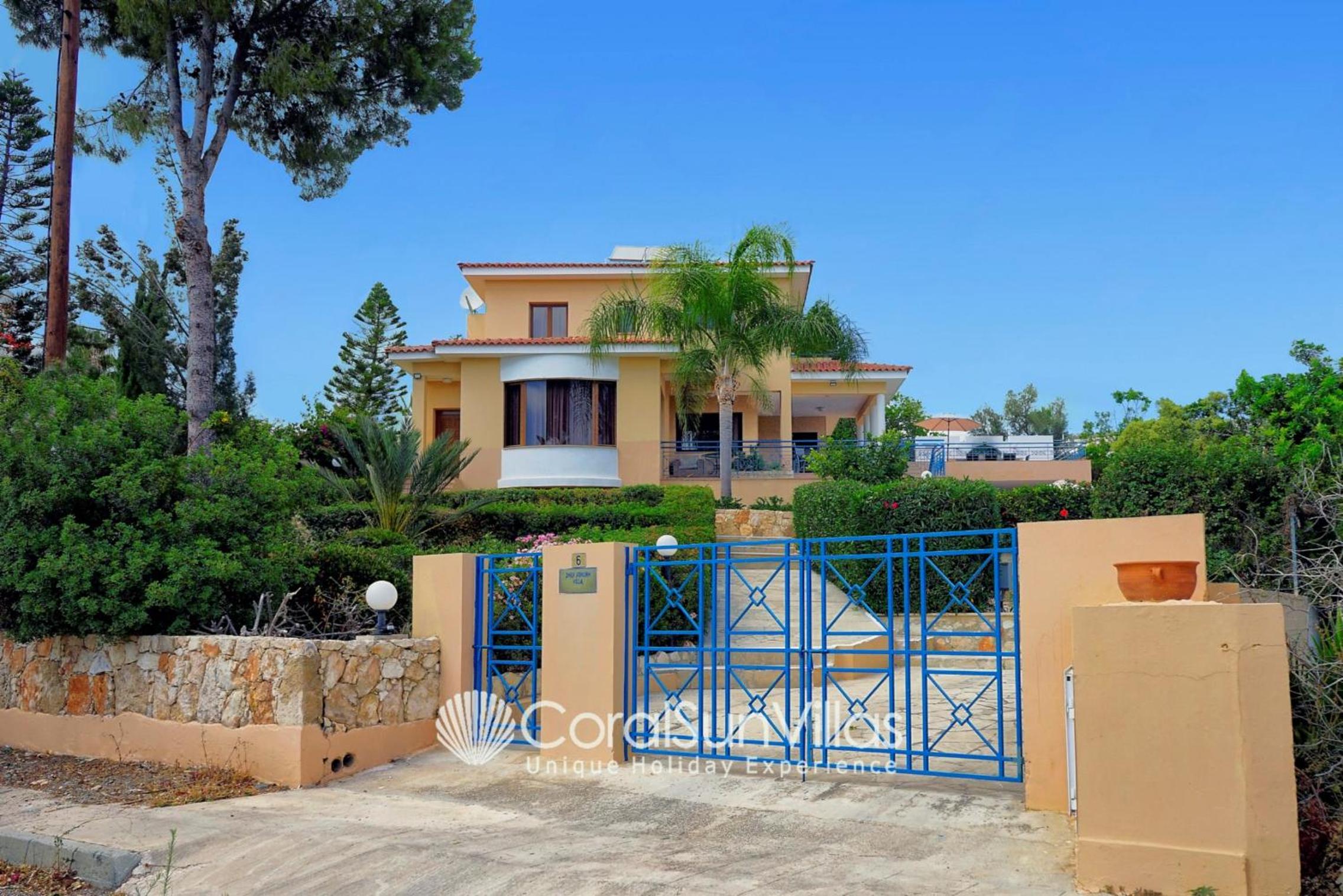 Exceptional Large Villa, FREE HEATED Pool 1 NOV - 15 JAN, Privacy,Prime Location