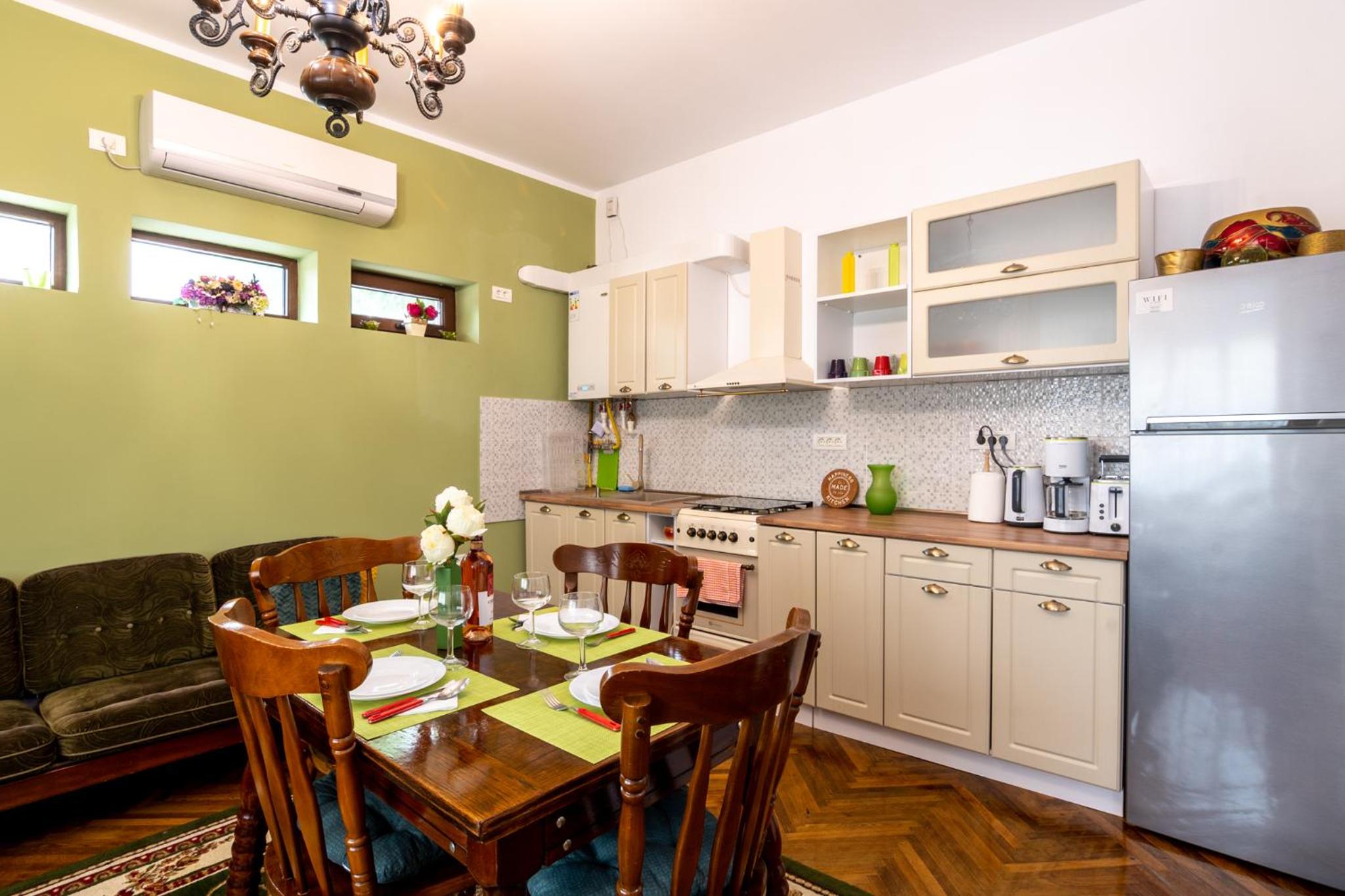 Solis M - Cosy Old Town Home with AC near the Beach and Harbour Private Entrance view 4