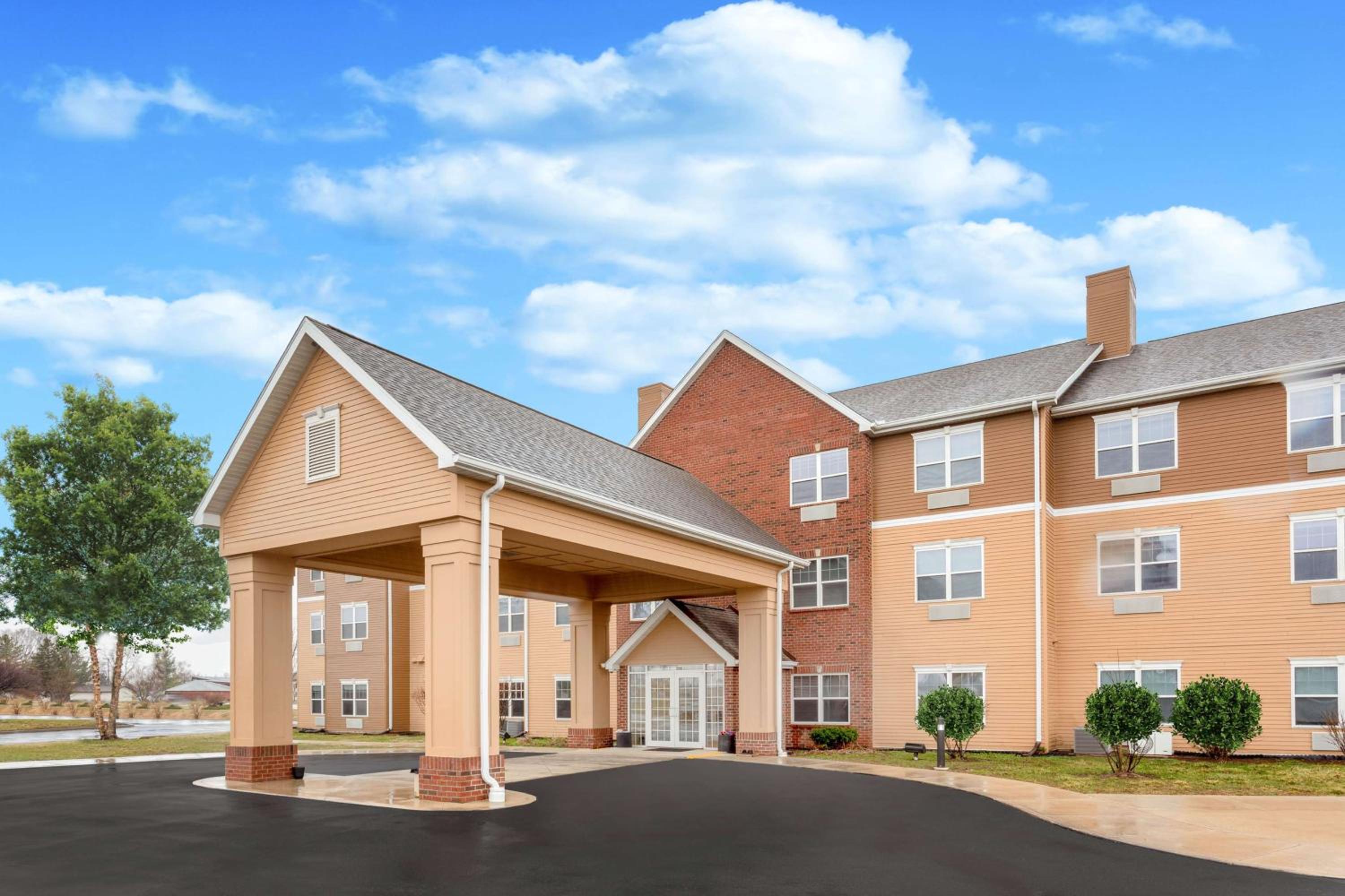 AmericInn by Wyndham Fulton Clinton view 2