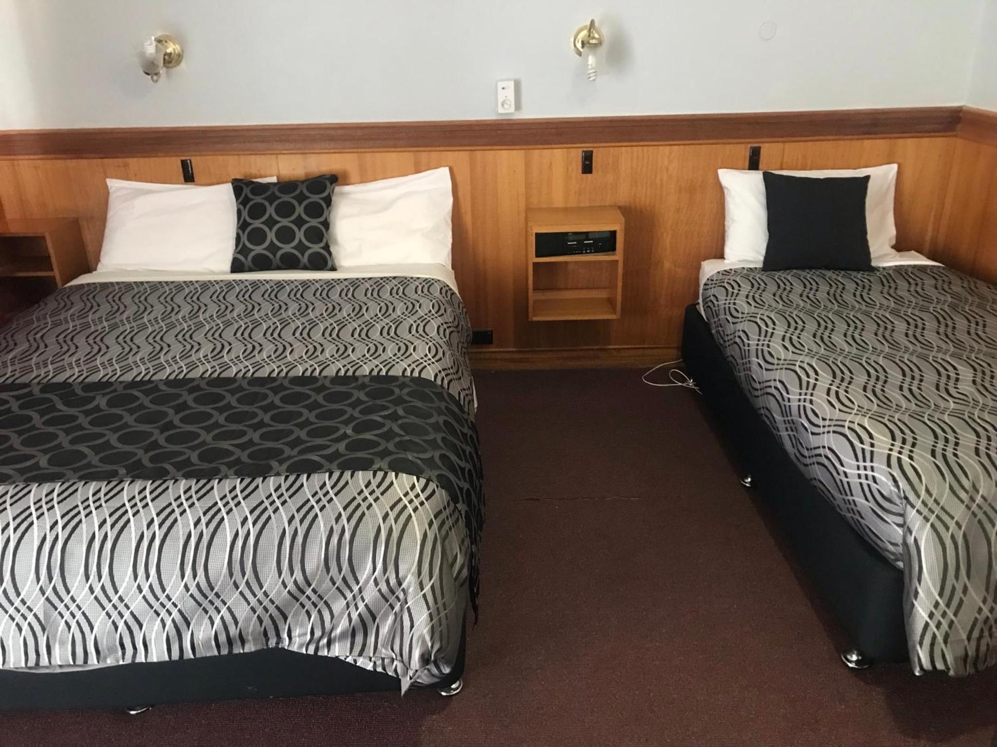 County Lodge Motor Inn