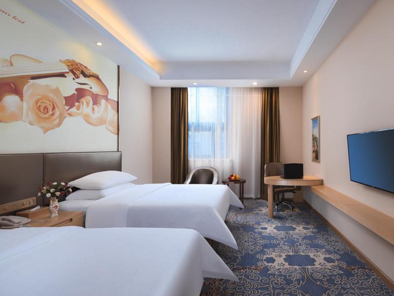 Vienna Hotel (Shanghai jinshanwei Railway Station City Beach Shop)