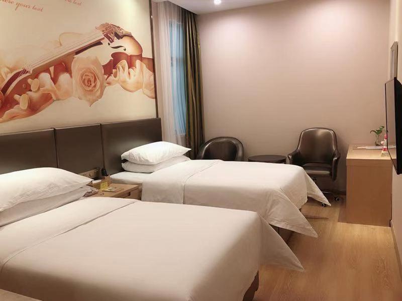 Vienna Hotel (Shanghai jinshanwei Railway Station City Beach Shop)