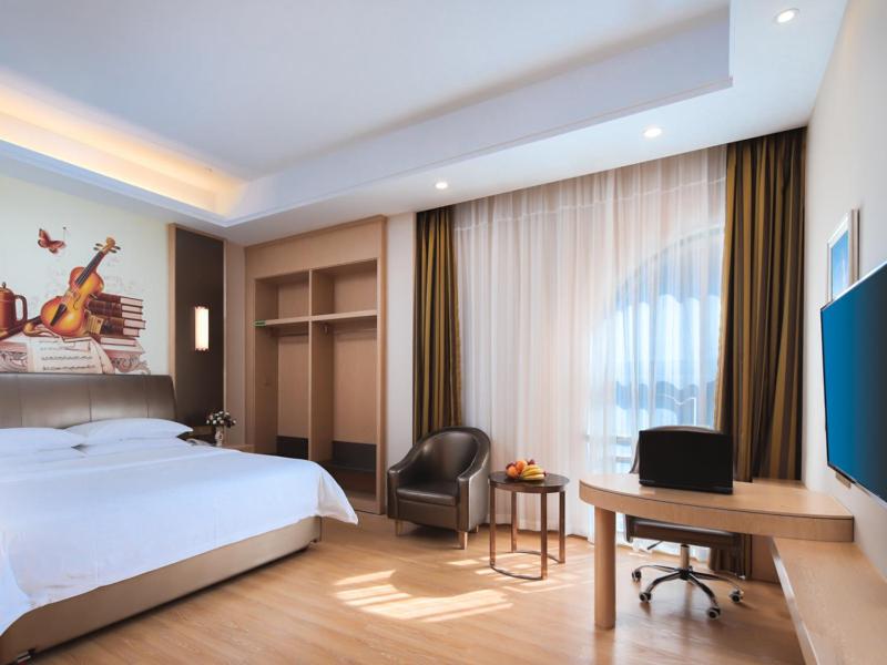 Vienna Hotel (Shanghai jinshanwei Railway Station City Beach Shop)