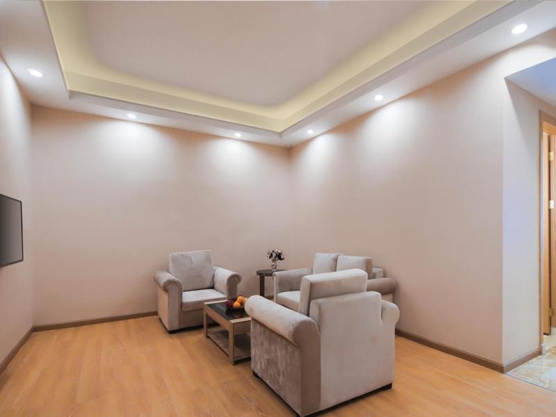 Vienna Hotel (Shanghai jinshanwei Railway Station City Beach Shop)
