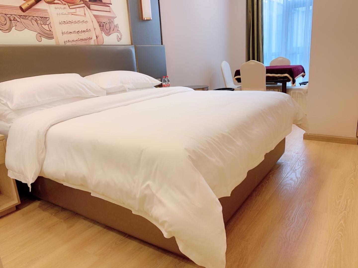 Vienna Hotel (Shanghai jinshanwei Railway Station City Beach Shop)