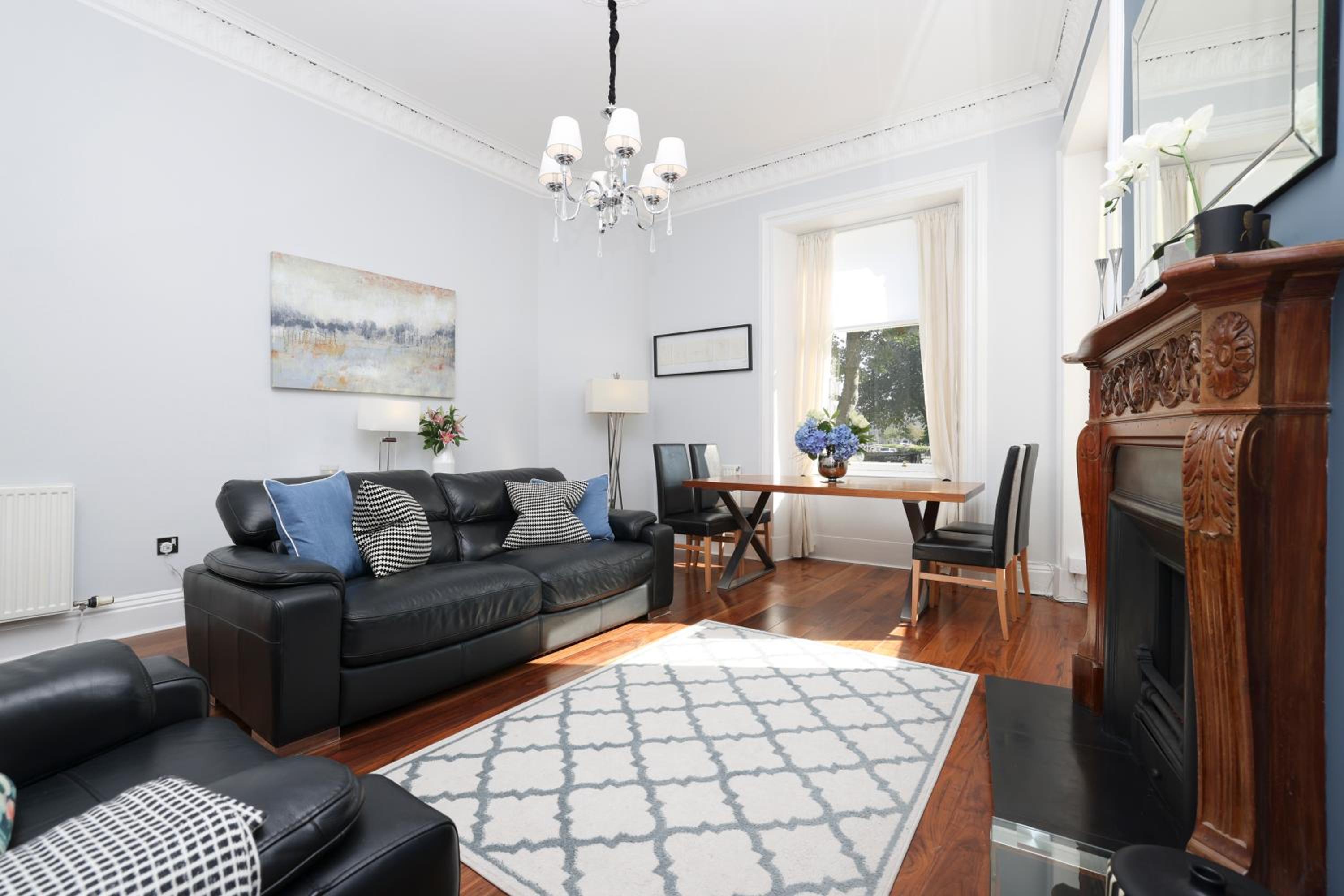 JOIVY Fantastic New Town Flat with Shared Garden view 3