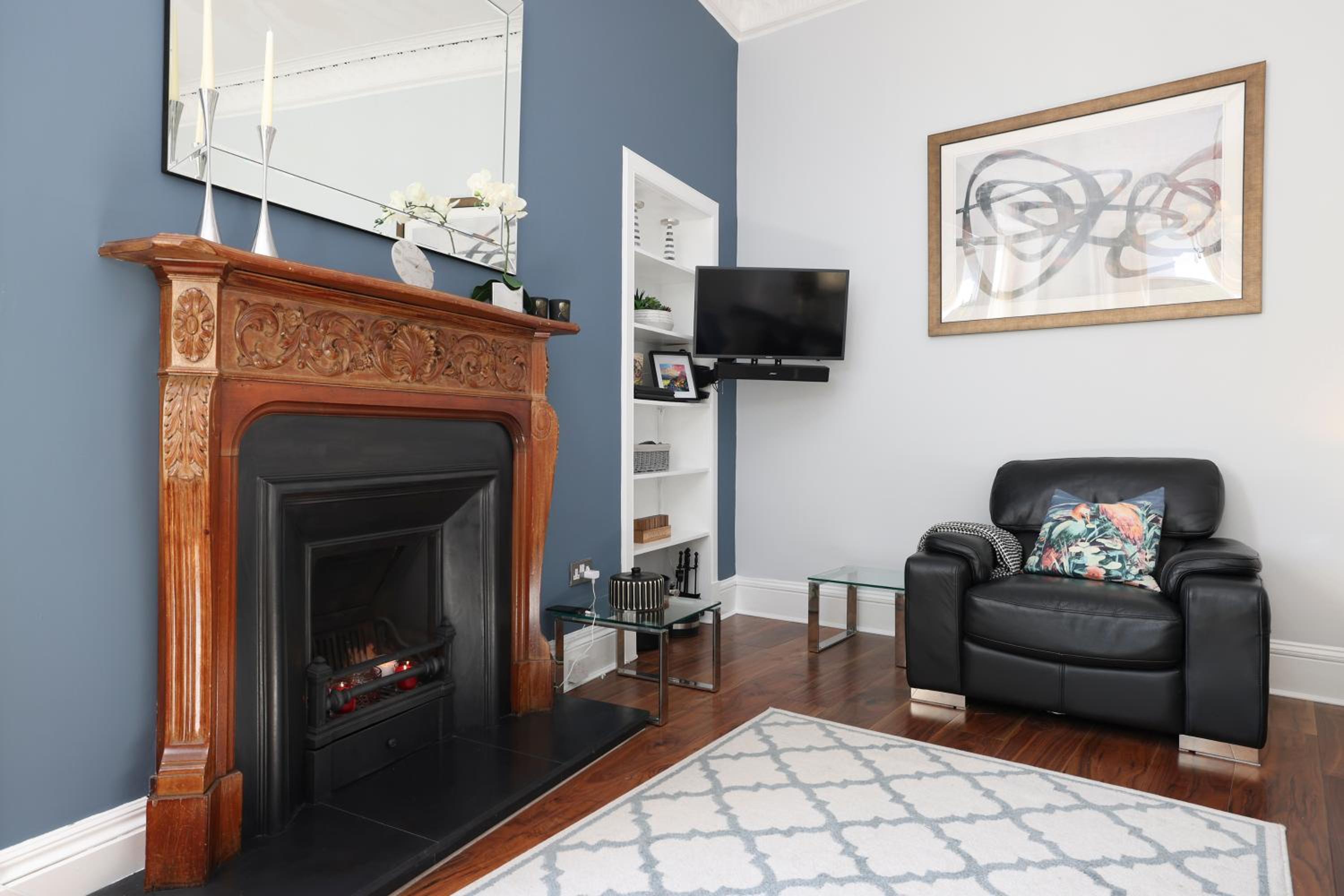 JOIVY Fantastic New Town Flat with Shared Garden view 5