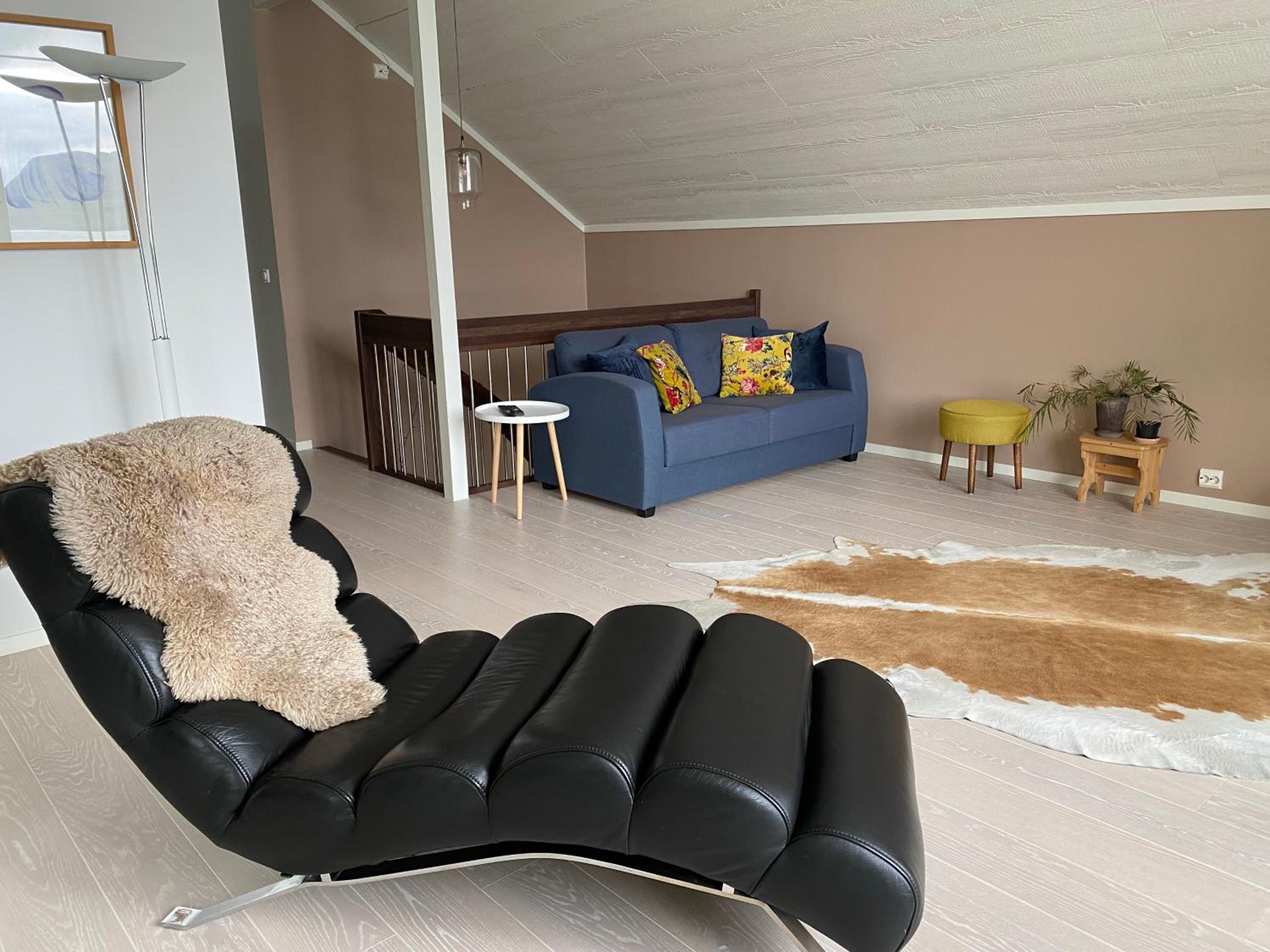 Modern seafront cabin with sauna 8 mins to Leknes view 2
