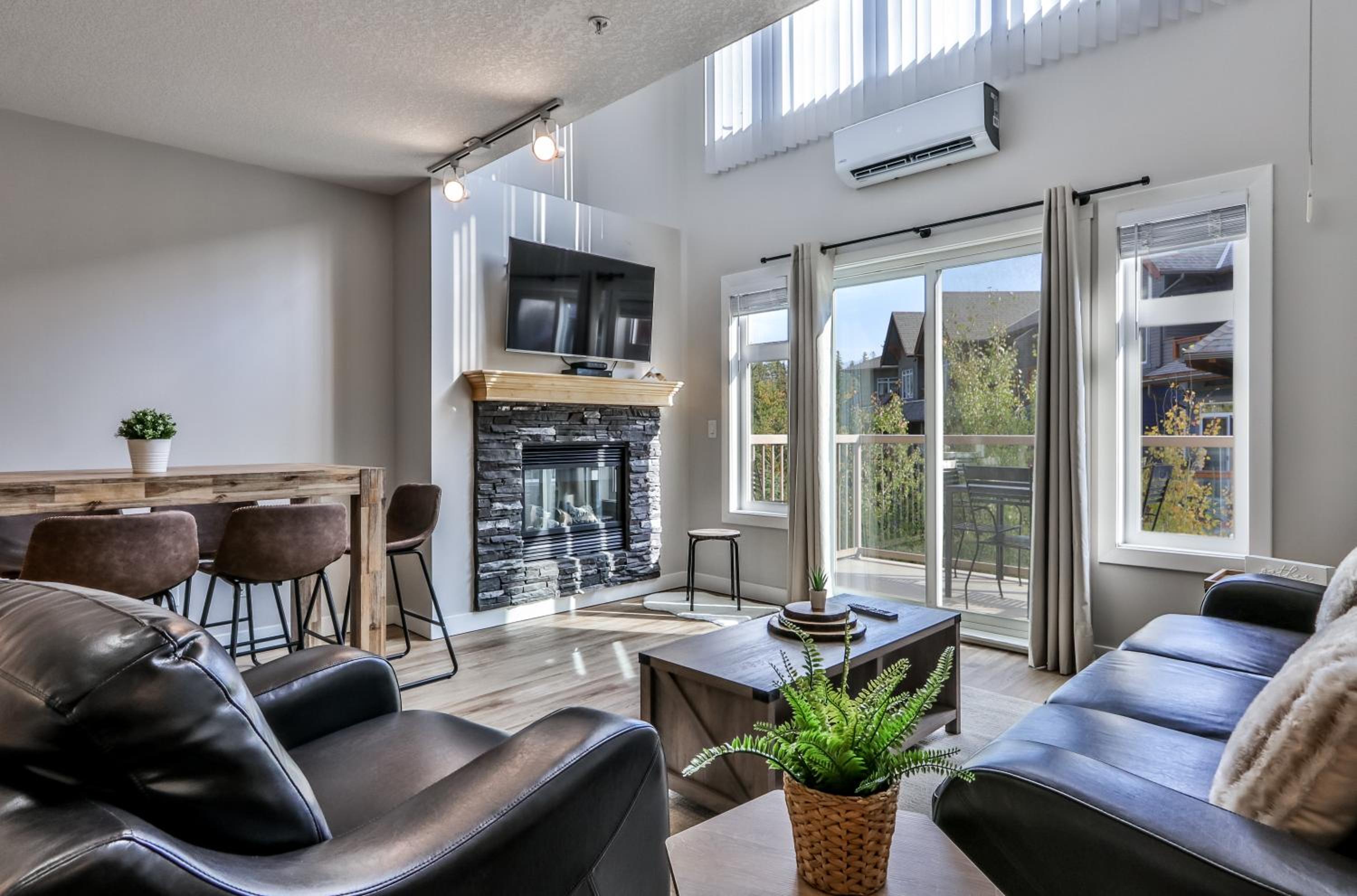 Charming Mountain Loft Pet Friendly Mountain Views!