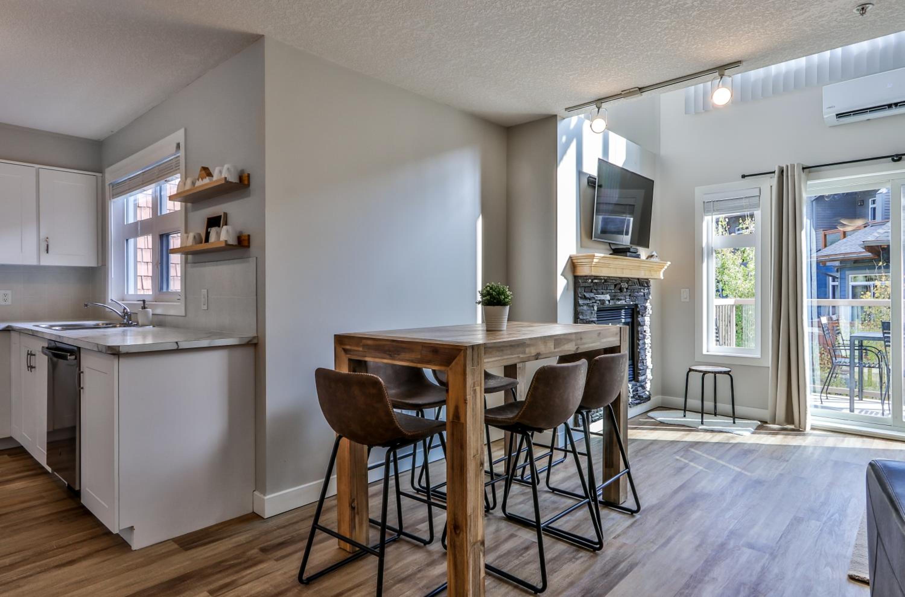 Charming Mountain Loft Pet Friendly Mountain Views!