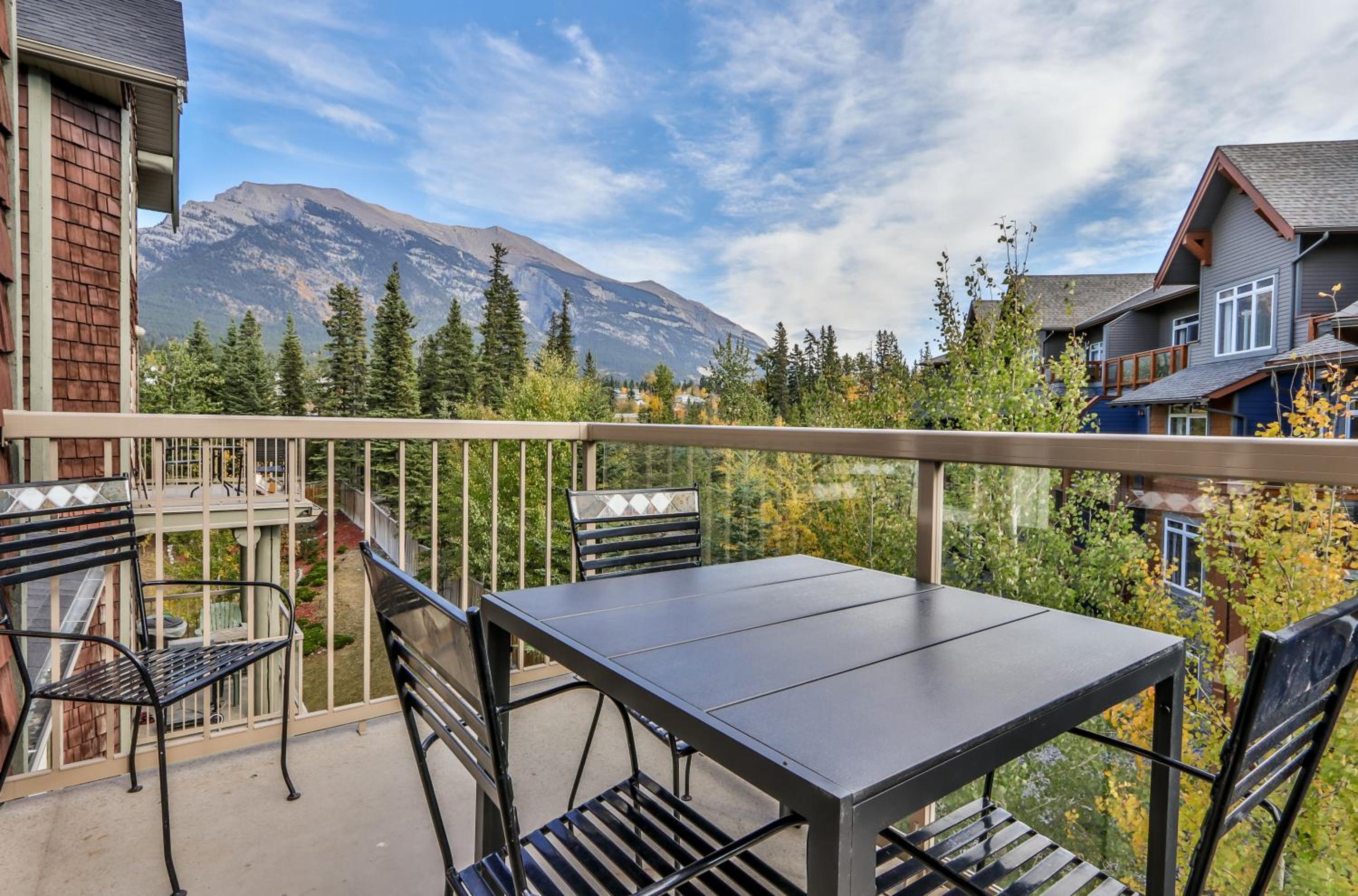 Charming Mountain Loft Pet Friendly Mountain Views!