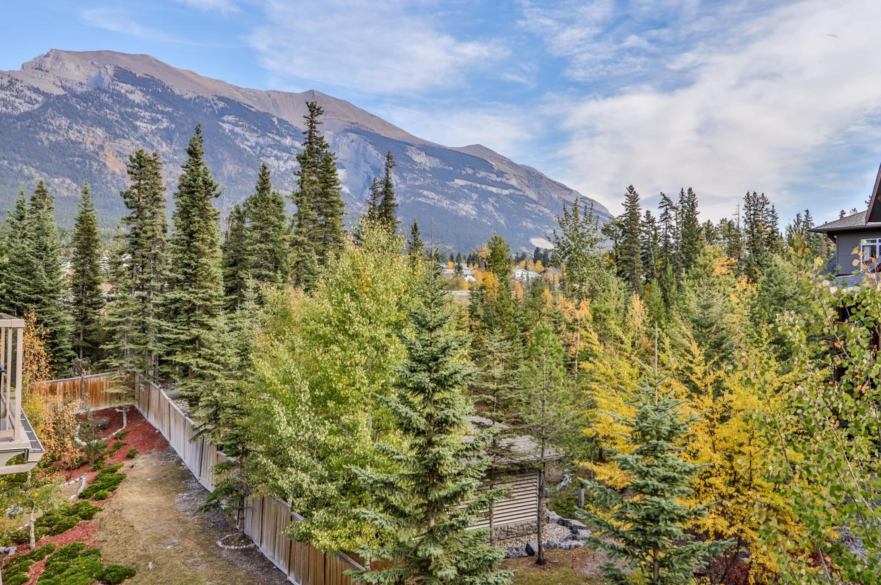 Charming Mountain Loft Pet Friendly Mountain Views!