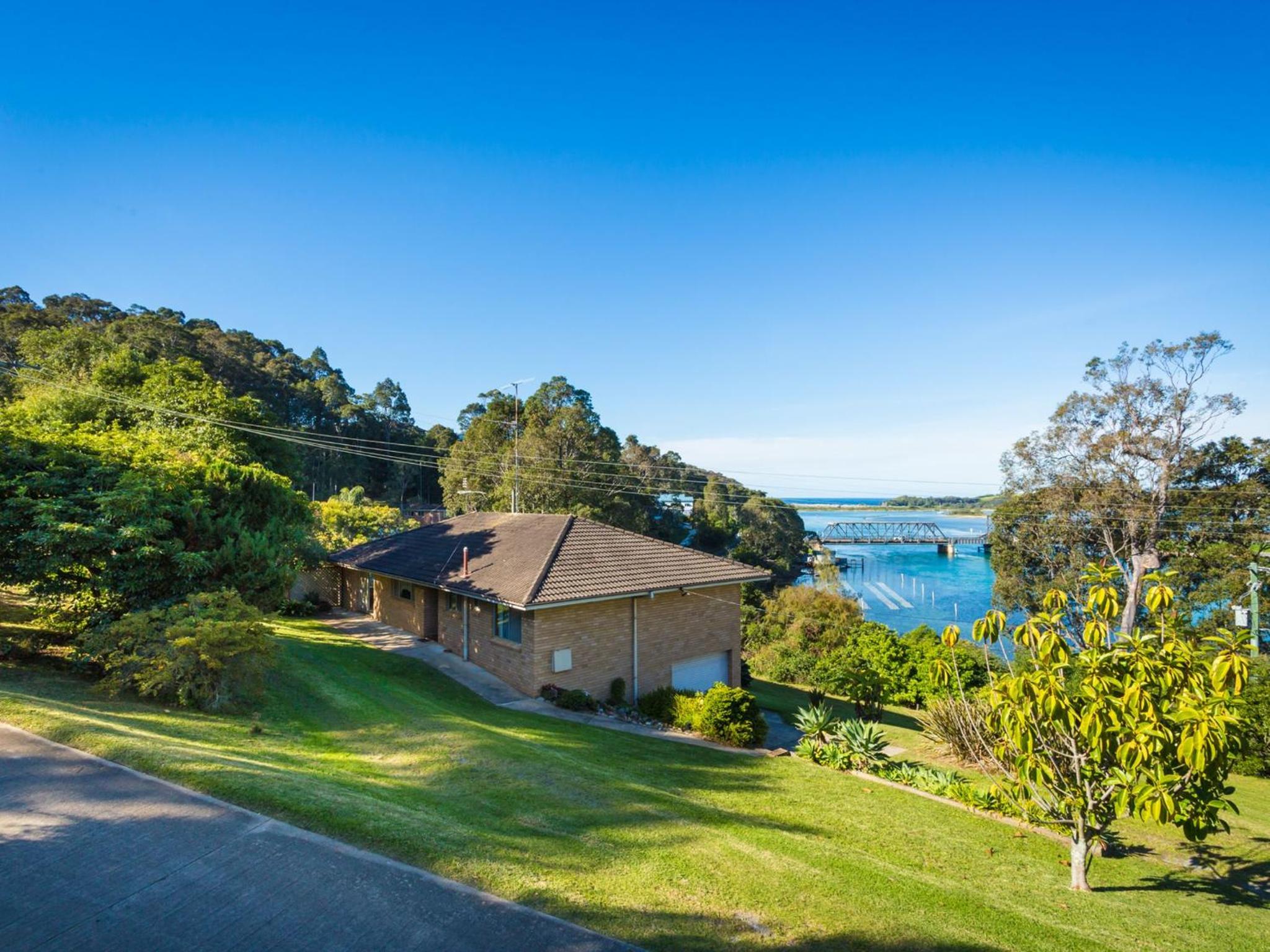 2 Water Crescent Retro Haven