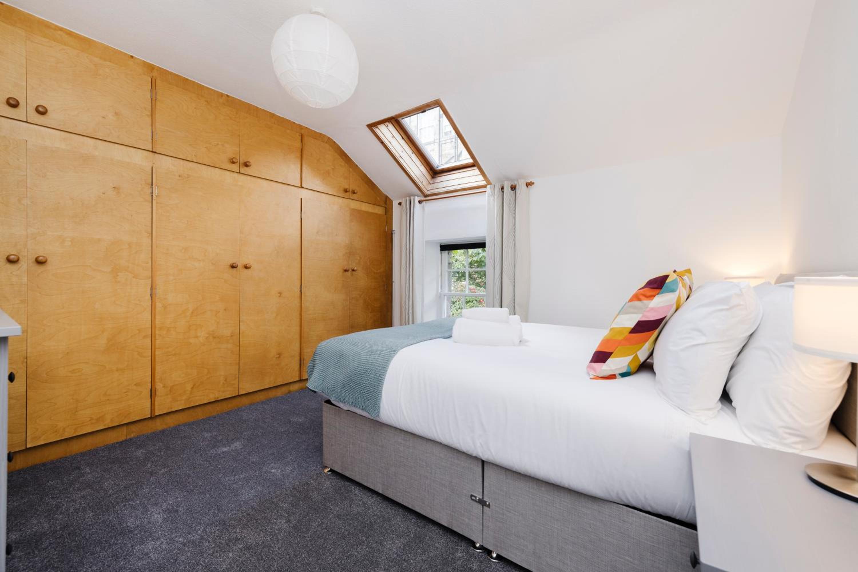 JOIVY Beautiful 2-BR mews near the famous Princes Street view 4