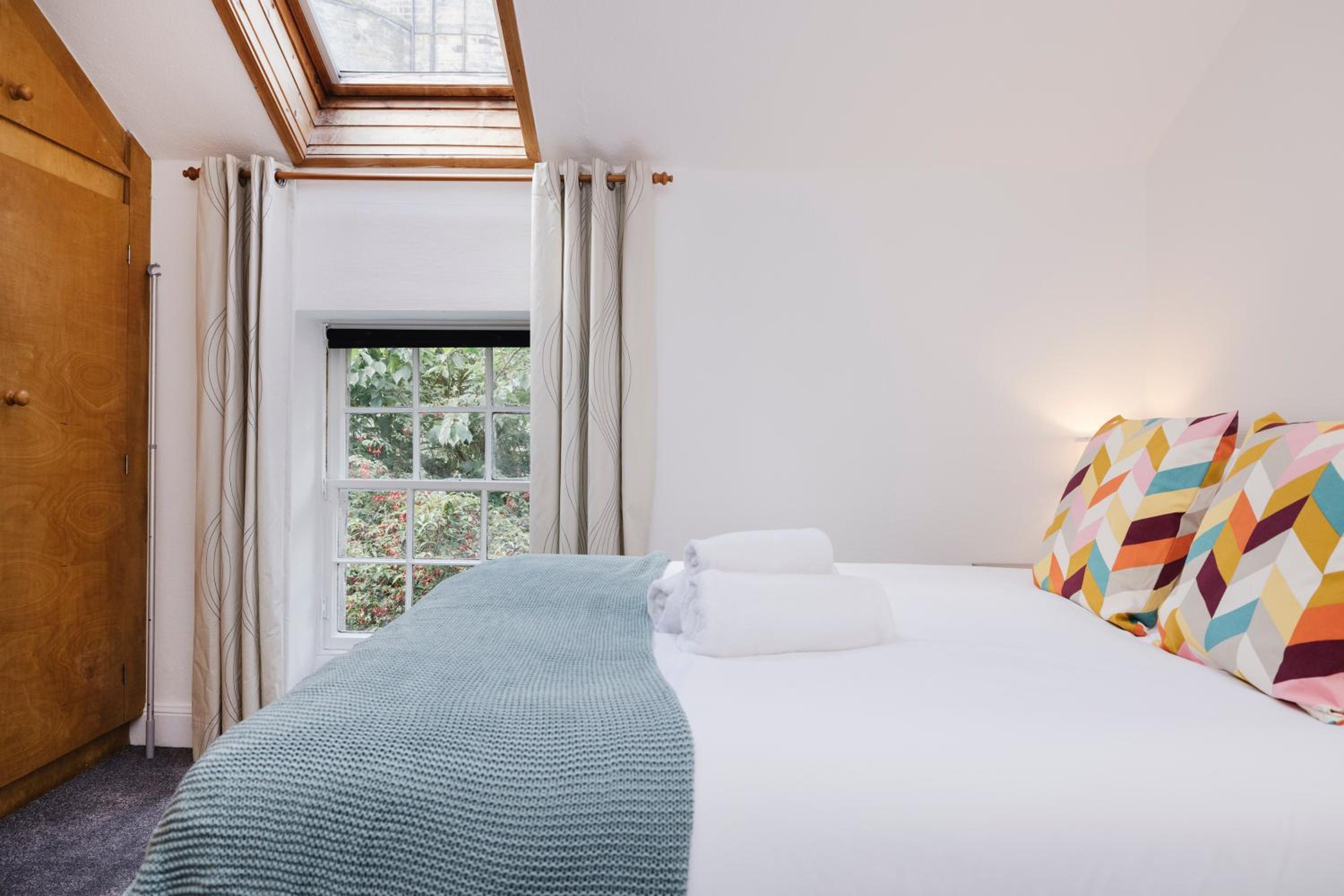 JOIVY Beautiful 2-BR mews near the famous Princes Street view 3