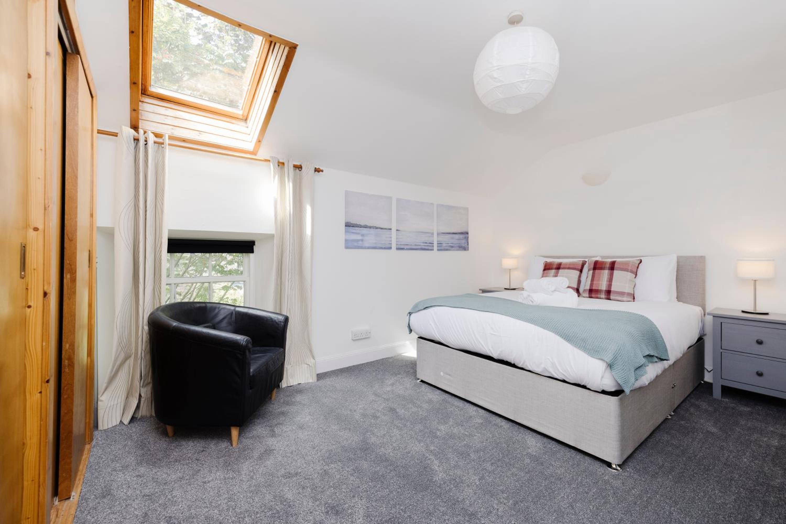 JOIVY Beautiful 2-BR mews near the famous Princes Street view 5