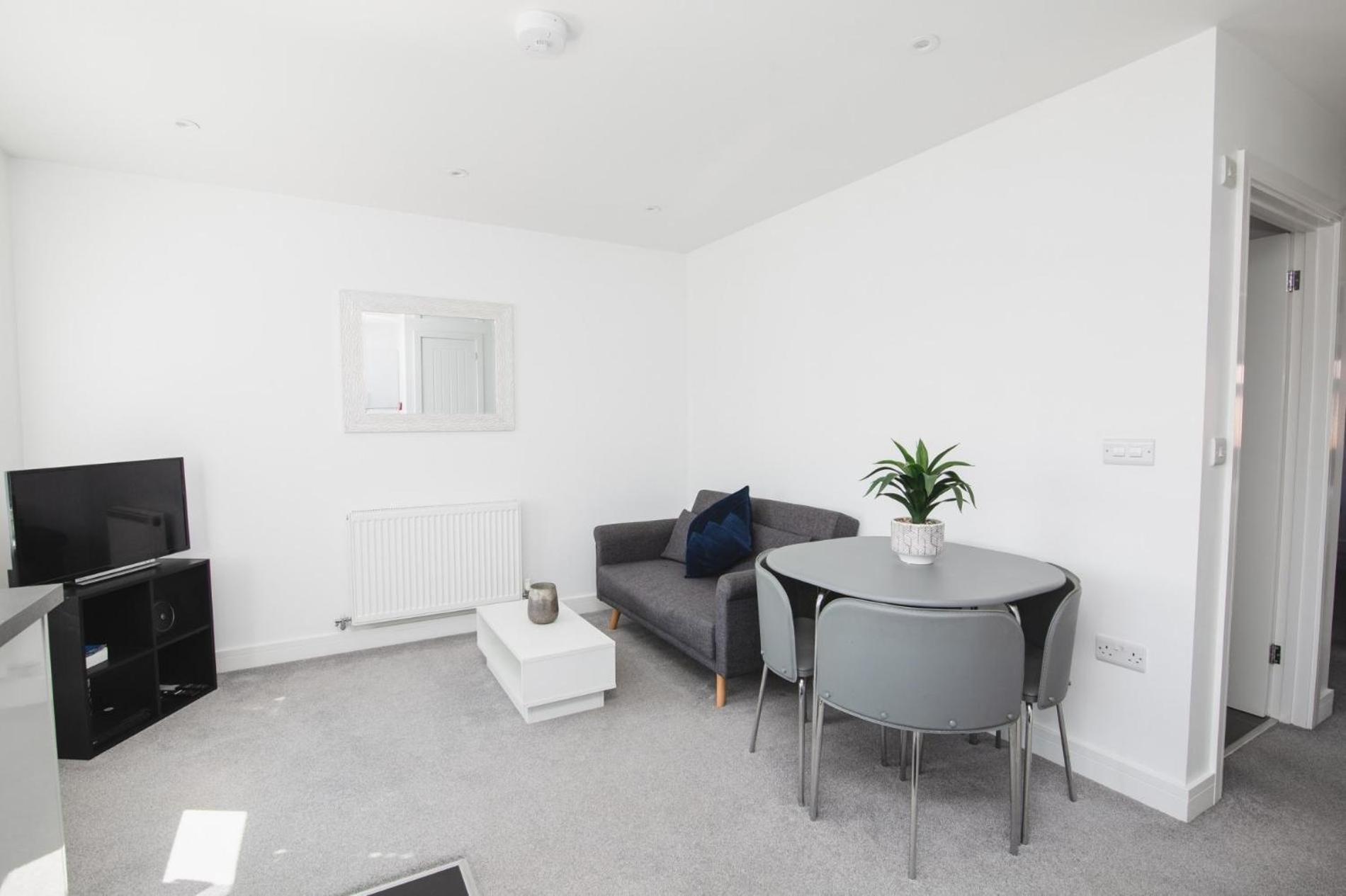NEW 2BD Pontac Flat in the Heart of Didcot view 3
