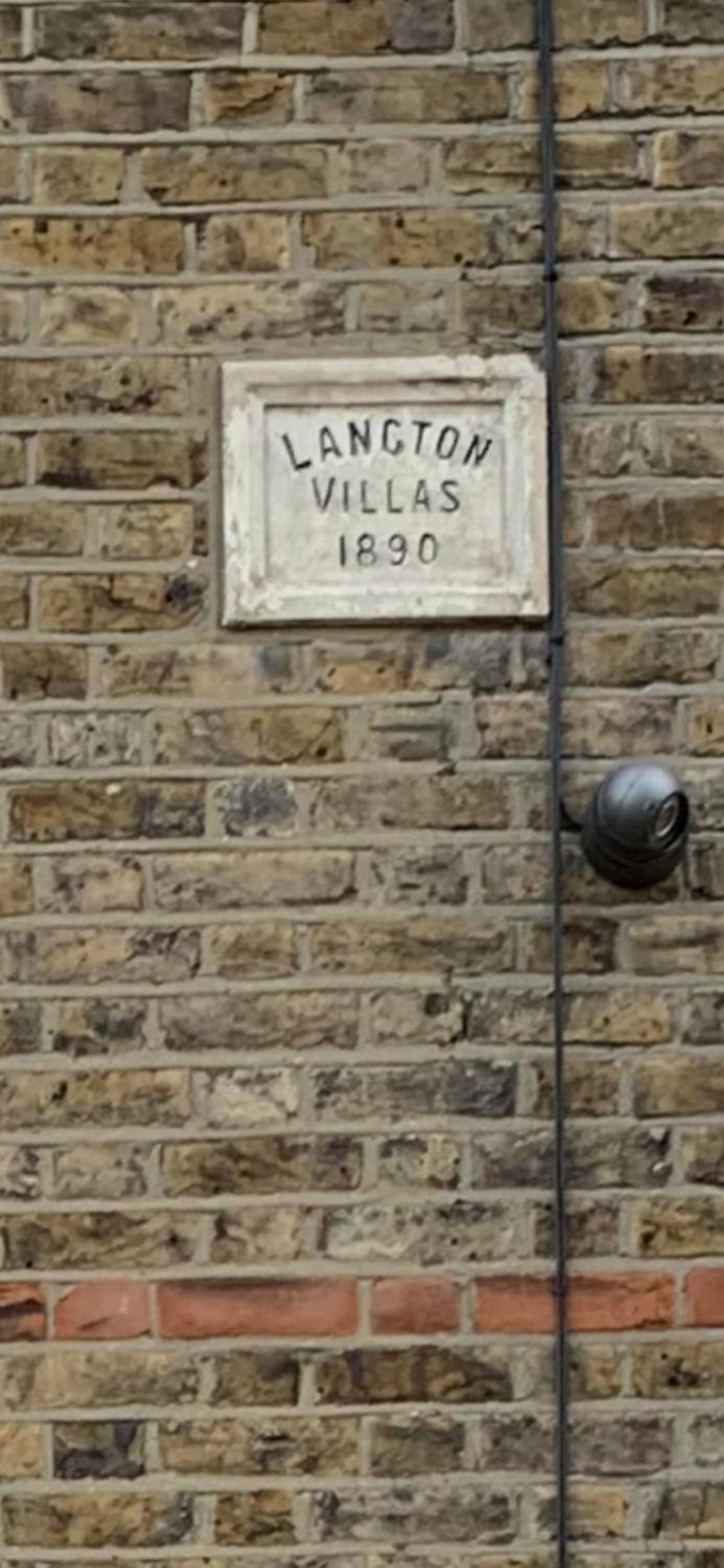 35 mins to central London. 3 bedrooms. 2 bathrooms with garden