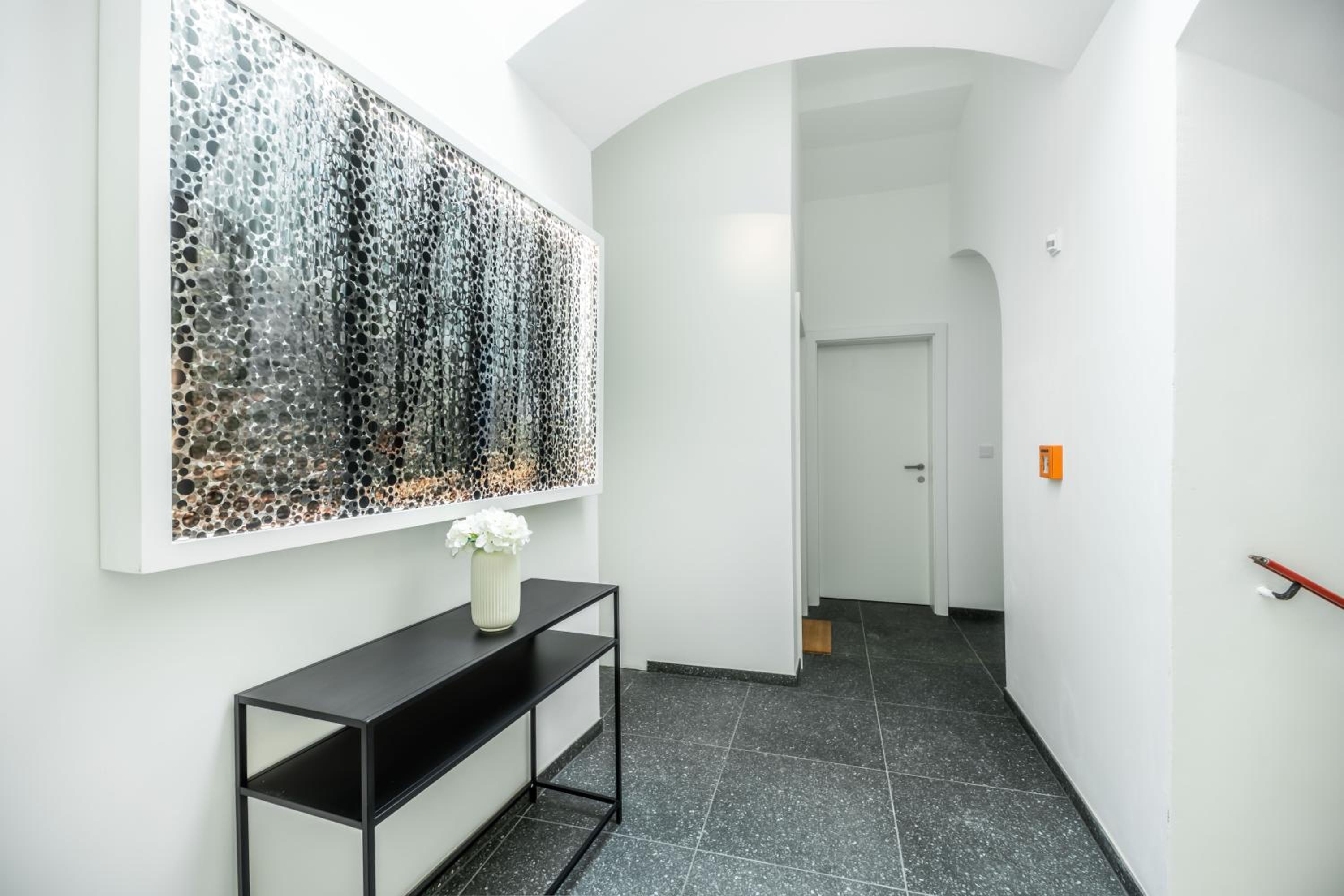 Smile Apartments Art Collection Stein
