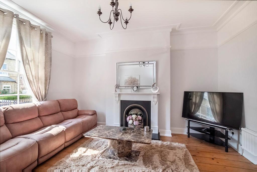 17 Penleys Grove Street view 3