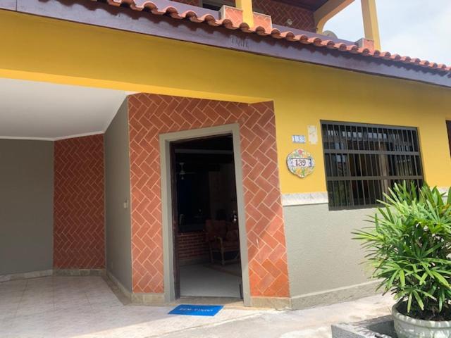 Lindo Sobrado Amarelo -próximo a praia