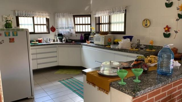 Lindo Sobrado Amarelo -próximo a praia