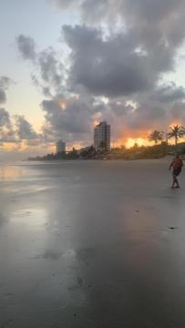 Lindo Sobrado Amarelo -próximo a praia
