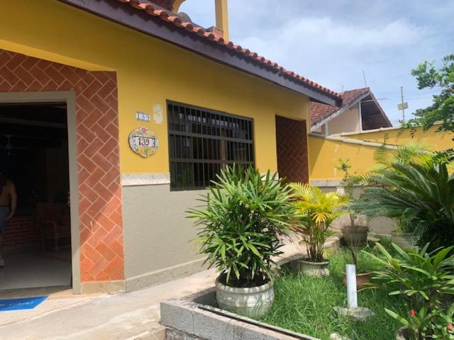 Lindo Sobrado Amarelo -próximo a praia