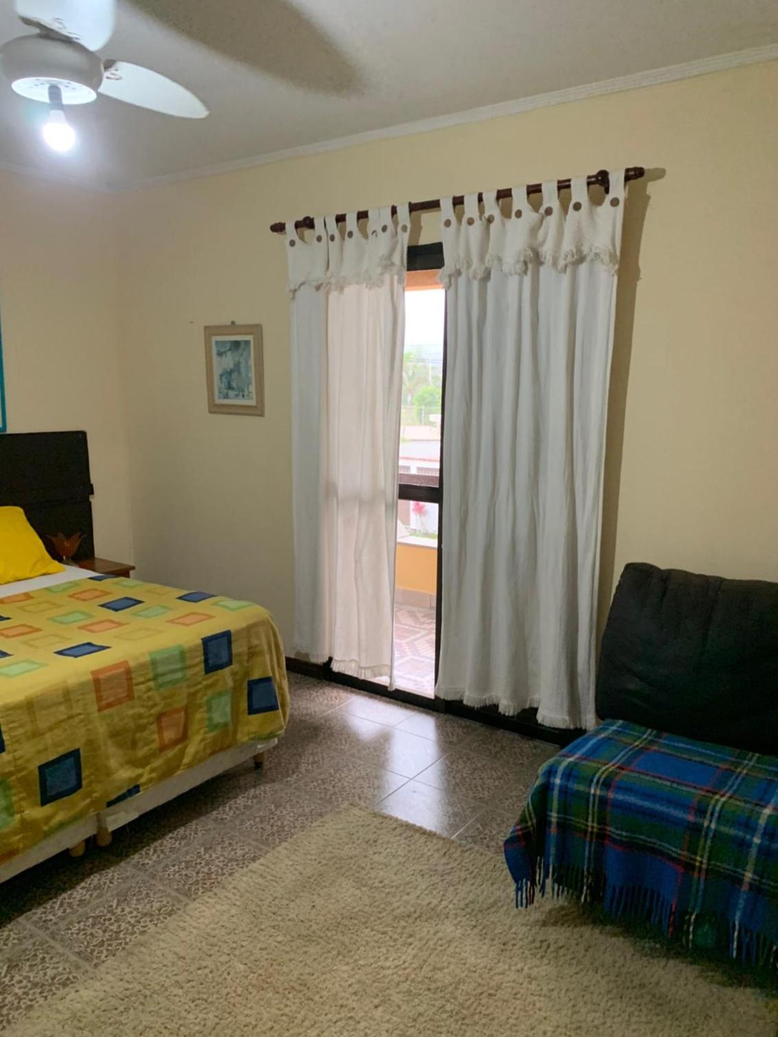Lindo Sobrado Amarelo -próximo a praia