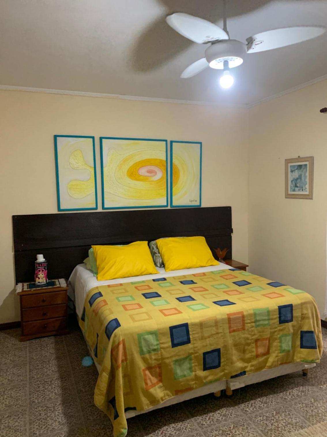 Lindo Sobrado Amarelo -próximo a praia