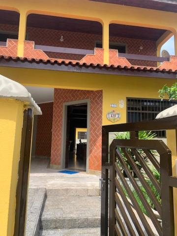 Lindo Sobrado Amarelo -próximo a praia