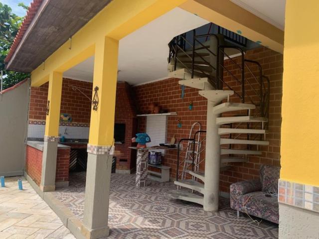 Lindo Sobrado Amarelo -próximo a praia