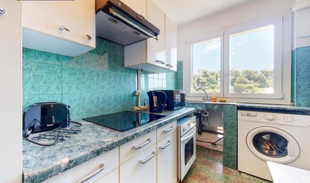 NEW CHEAP PRIVATE ROOM, KITCHEN , OVERWIEUW sea,TRAM on spot, 12 minutes from nice train station with tram , beach in 17 min tram , CHAMBRE PRIVÉE pas cher - Image 3