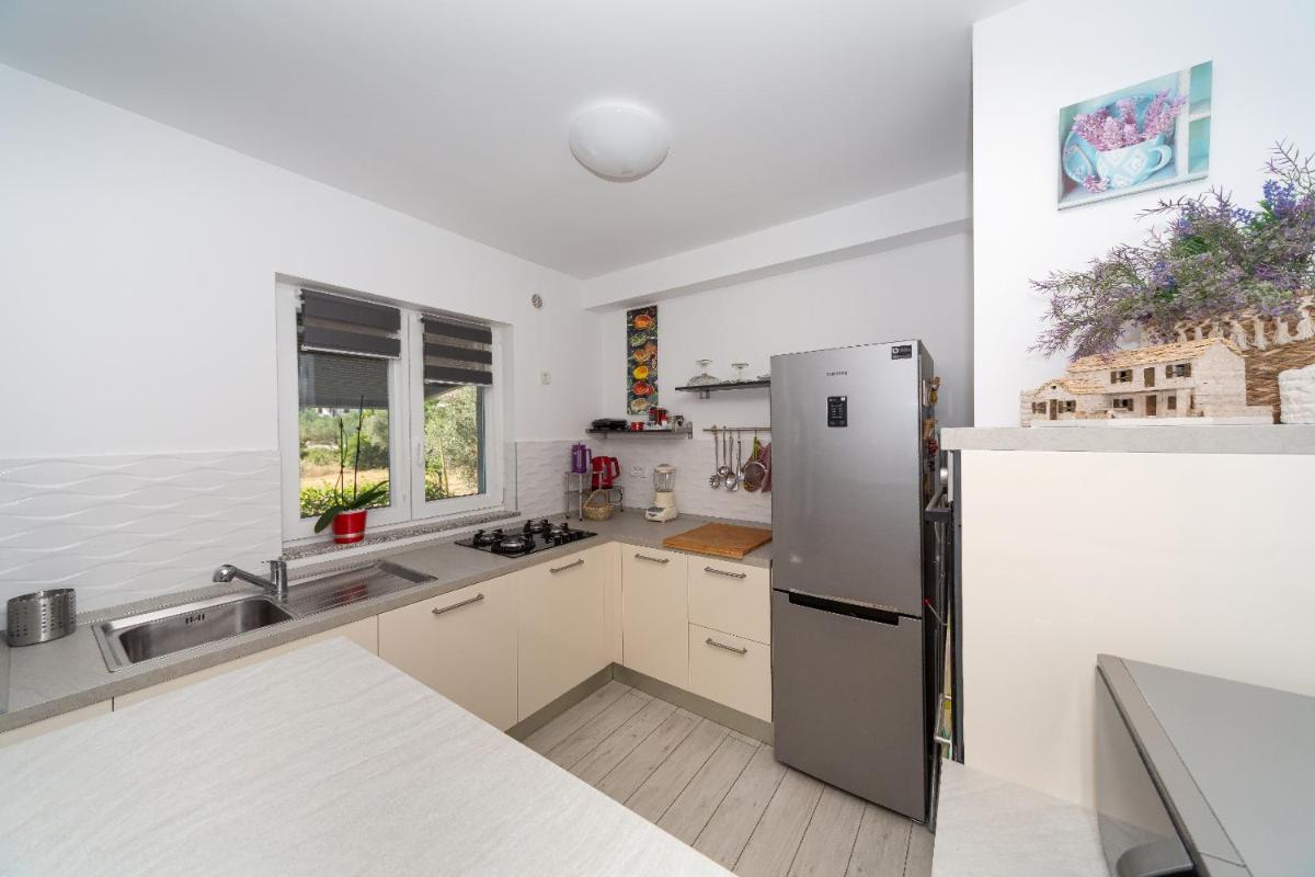 Modern groundfloor apartment for 2 view 3