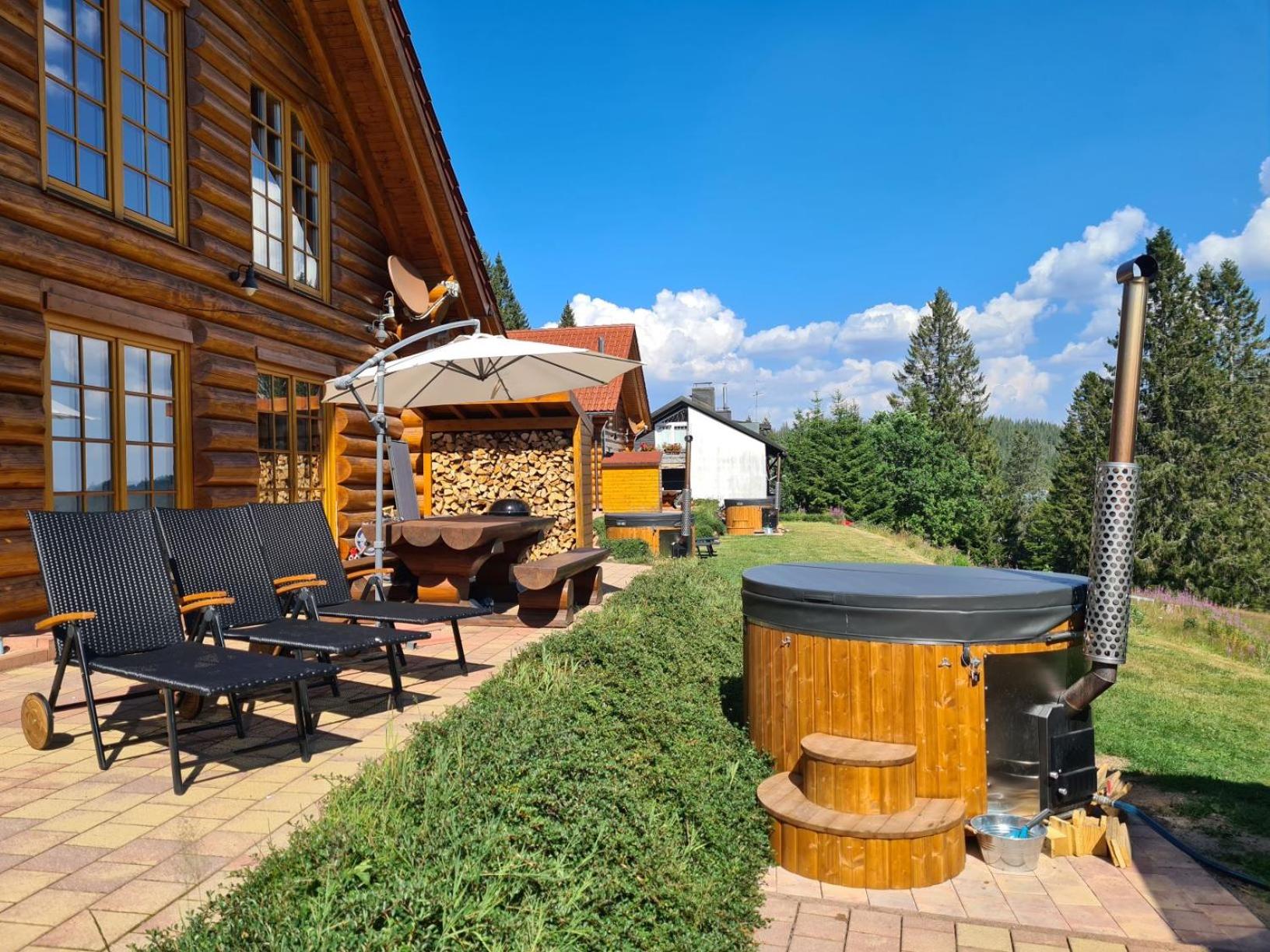 Luxus-Ferienhaus Blockhaus Chalet Nr 2 Toplage am Feldberg mit Sauna, Outdoor-Hottub, Kamin auf 1300m üM