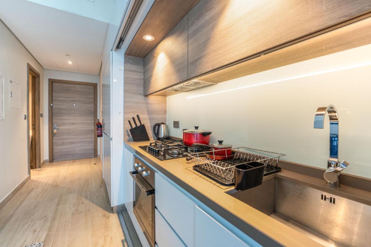 FAM Living - Marina Marvel - Studio Apartment with Breathtaking Views in Studio One Tower