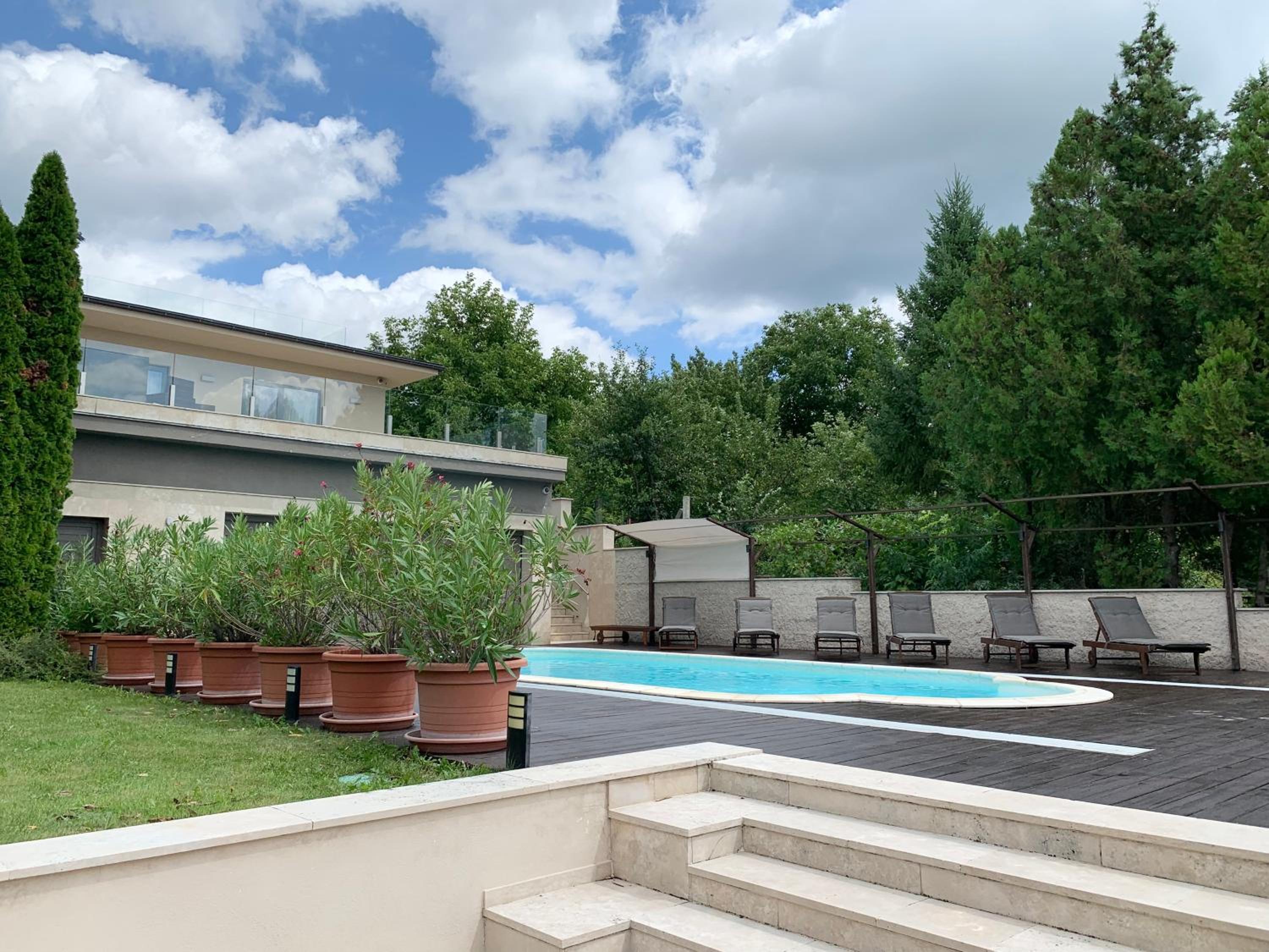 White Luxury Villa Esztergom view 3