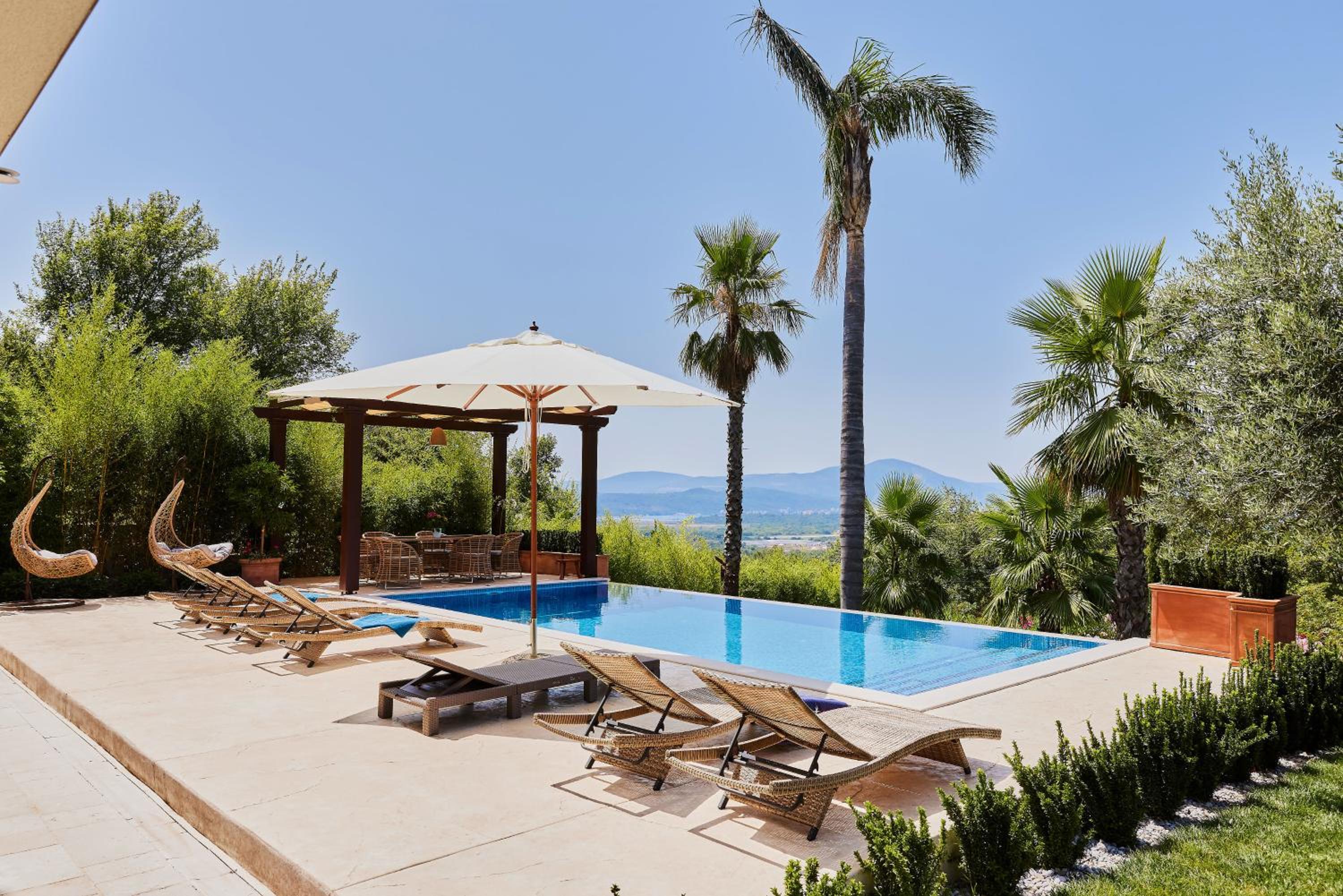 Przice Gardens Apartment with Pool view 2